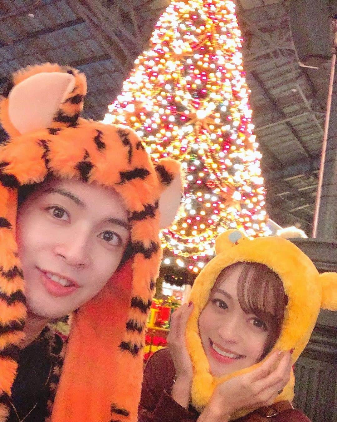 のインスタグラム：「また行きたいなー❤ . ゆめのくに🤤💕 . . #東京ディズニーランド#ミディアムヘア#カップルフォト#ディズニー#ディズニーランド#東京ディズニーシー#ディズニーシー#Disneyland#ヘアアレンジ#夢の国#Disneysea#フォトジェニック#カップルディズニー#夢が叶う場所#地球儀#Disney#ミッキー#東京駅#ディズニーコーデ#カップルコーデ#ディズニーフード#tdl#tdl🐭🏰#ディズニークリスマス #ディズニーカメラ隊#ディズニー写真部#カップルさんと繋がりたい」