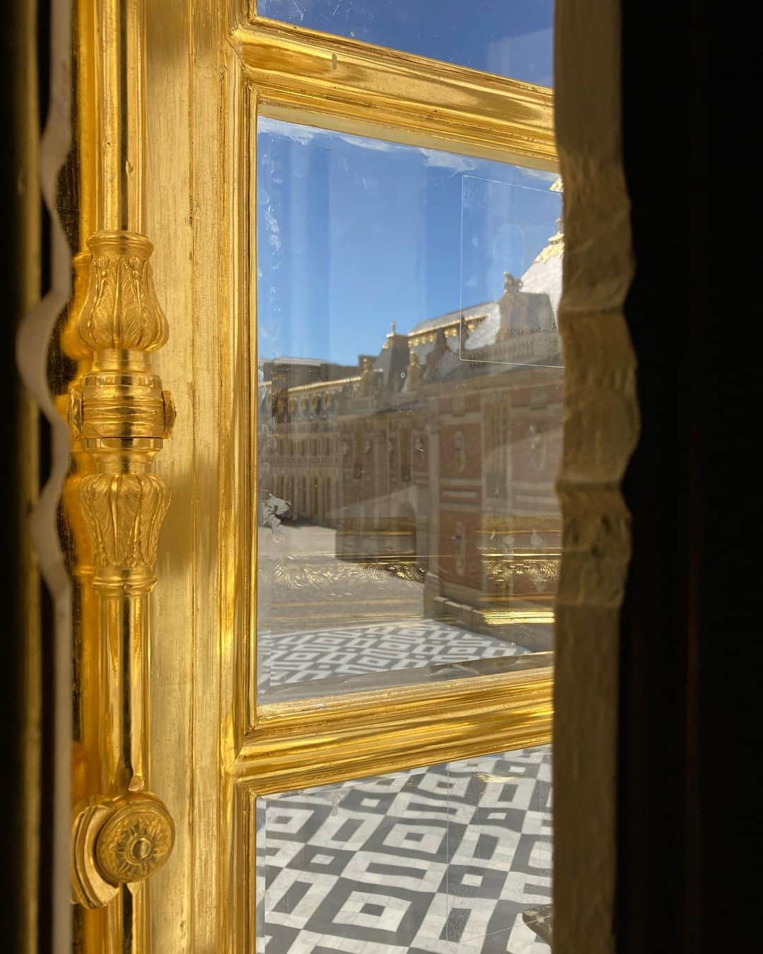 アレクシマビーユのインスタグラム：「Secret view from king’s room @chateauversailles @alexismabille #giltedwindows #goldleaf #gilted #gold #goldenage #roisoleil #sunking #louisxiv #secretplace #secretview #bluesky #dreamplace #versailles  with @mcmabille」