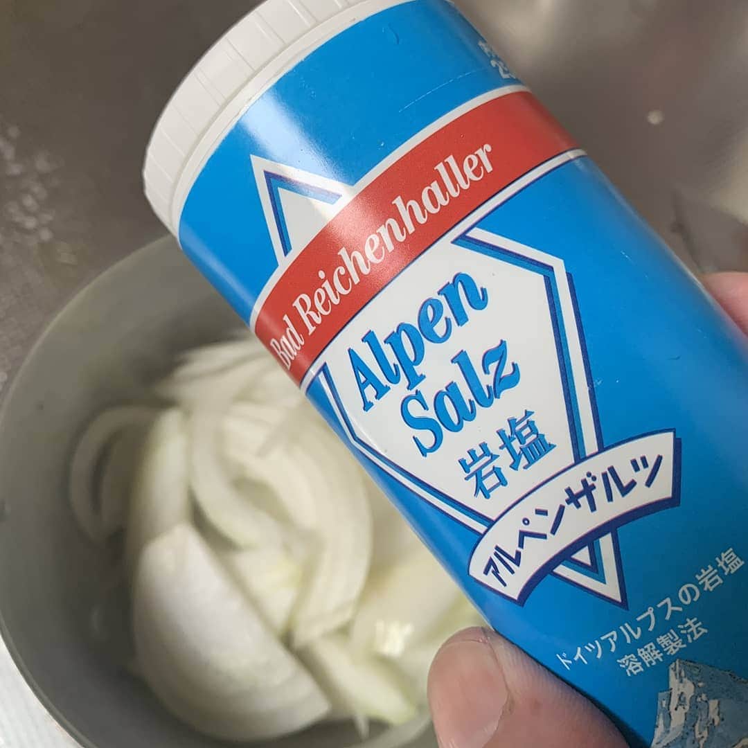アルペンザルツ公式Instagramさんのインスタグラム写真 - (アルペンザルツ公式InstagramInstagram)「レシピあり🥗🥄 「玉ねぎのサラダ」の作り方 * 味付けは塩だけ！ 簡単にぱぱっと作れて、あと一品！という時にも便利なサラダです✨ * 玉ねぎに塩をふってしぼるだけですが、 玉ねぎの甘みがにじみ出てとても美味しくなります❤️ 水にさらすと栄養が逃げてしまいますが、 この食べ方であれば栄養を逃すことなく玉ねぎの旨味を十分に引き出せます☝️ * * 今回のレシピは、 @uchikoc さんに作ってもらいました！ * [ウチコックさんからのワンポイント] 味が薄く感じる場合は、マヨネーズやドレッシングなどをかけても良いです🙋‍♂️ お好みでお好きな材料を合わせてもいいですよ♪ * * 3枚目に「ドイツアルプスを巡る旅」が当たる キャンペーンのお知らせがありますよ！ プロフィールのURLから詳細を確認できます✅ * ぜひ参考に作ってみてくださいね！ * * * * ∴♔∴∴♔∴ Ⓡ Ⓔ Ⓒ Ⓘ Ⓟ Ⓔ ∴♔∴∴♔∴  「玉ねぎのサラダ」 * 【材料】 玉ねぎ…中2個 みょうが…2本 ツナ缶…1缶  【調味料】 アルペンザルツ…小さじ1/2 * * 【作り方】 ①玉ねぎは薄切りにし、アルペンザルツをまぶして10分置く。 * ②みょうがは千切り、ツナ缶は汁を切ってほぐしておく。 * ③玉ねぎをしっかりと絞り、みょうが、ツナを和えて完成。 * * #アルペンザルツ #塩 #美味しい塩 * #今日のごはん #手作りごはん #簡単レシピ #おかず #レシピ #食卓 #節約 #献立 #家庭料理 #節約生活 #自炊 #ランチ #家ごはん #時短レシピ #簡単レシピ #おいしい #料理 #美味しい #おうちごはん #手作り料理 #手料理 #料理好きな人と繋がりたい #玉ねぎ #玉ねぎサラダ #塩レシピ #おつまみレシピ」7月31日 18時04分 - alpensalz_jp