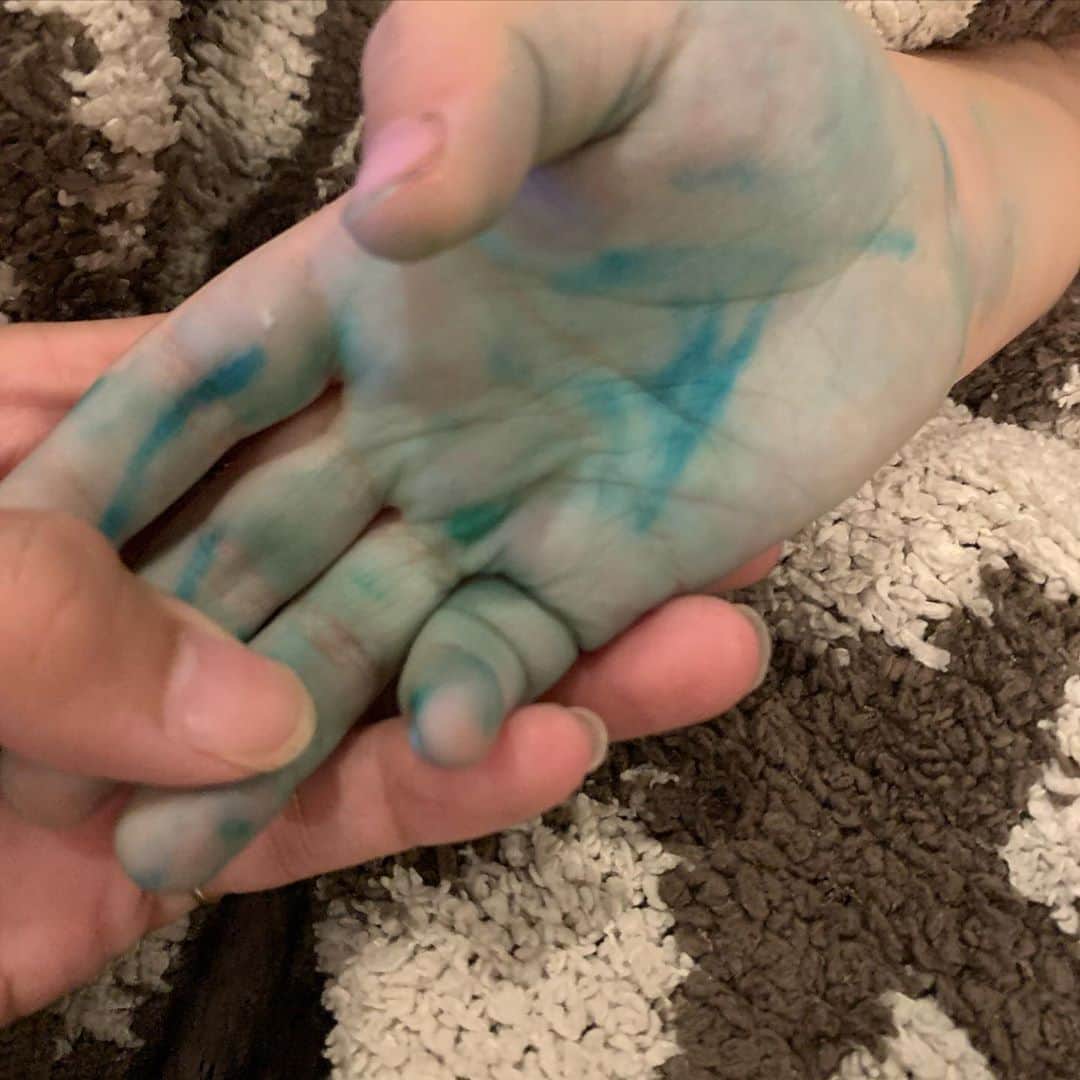 ギャル曽根さんのインスタグラム写真 - (ギャル曽根Instagram)「なんで😭 なんで😱 なんで🙄 最近、しょっちゅう絵を描いたり、色を塗るのが好きな娘。 何故か描き終わると手がとんでもない事になっています。 #なんで？😫 #どうして？😅 #いつも予想の斜め上をいく子供達🤷🏻‍♀️」7月31日 18時00分 - galsone_1204