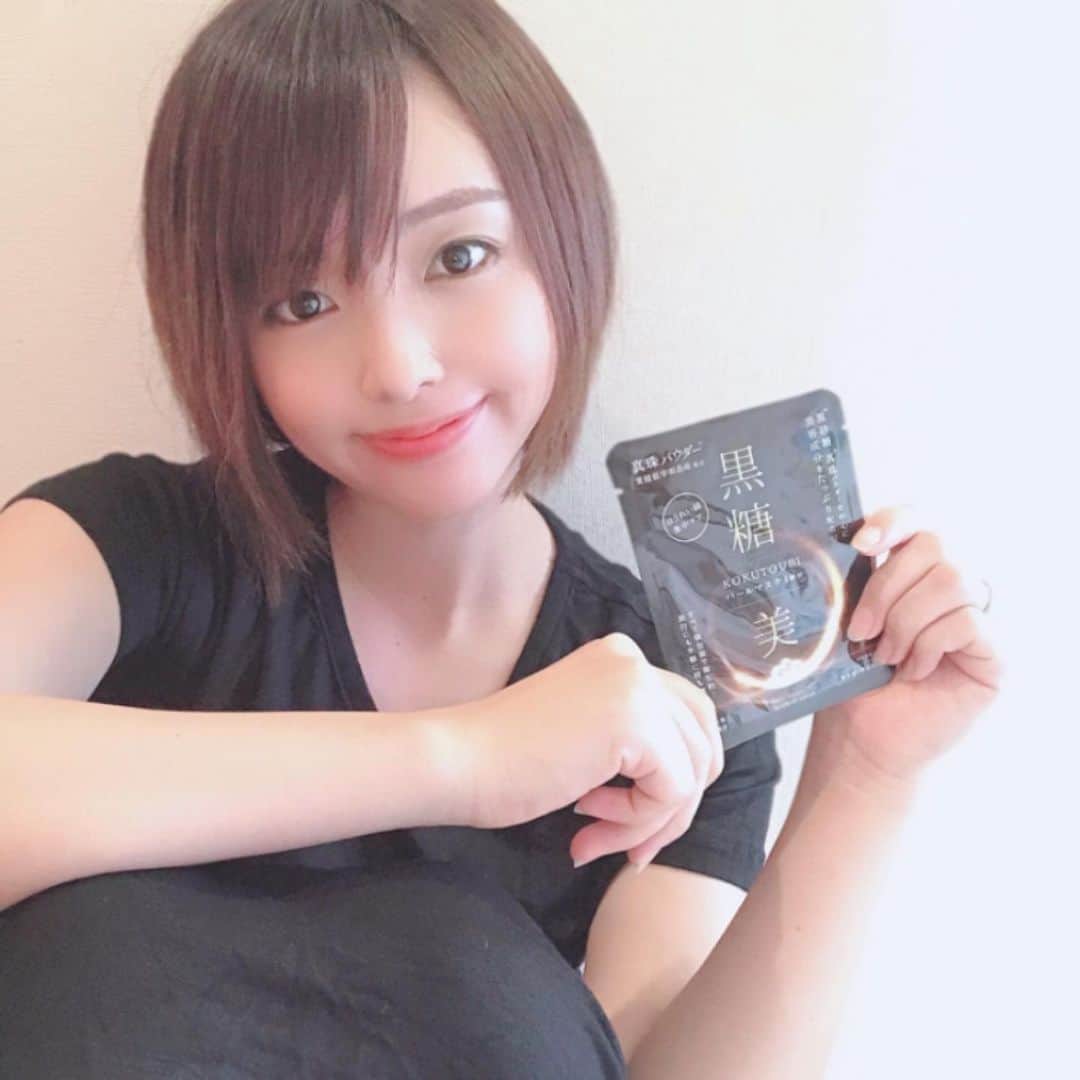 のインスタグラム：「ストーリーにも載せた潤いをため込んで、ターンオーバーを正常にしてくれるパック❤️﻿ ﻿ Amazonで安かったんだけど、﻿ 目元やほうれい線にぴったりの形なので部分的に集中ケアしたい方や、日中ちょっと乾燥したなって時にもおススメ💕﻿ ﻿ 保湿成分黒砂糖エキスがたっぷりで、パックを取った後もモチモチ☺️❤️幸せ❤️笑﻿ ﻿ 保湿力を上げたい方ぜひ試してみてね！﻿ ✔️ @kokutoubi.evliss.inc﻿ ﻿ #黒糖美パールマスク #ほうれい線パック #目元パック #黒糖美 #美容パック #パールマスク #pr #アラサー #アラサー美容 #裸眼 #美肌ケア #ノーファンデ #ほうれい線改善 #ほうれい線 #目元ケア #法令線 #美肌になりたい #保湿力 #パック #美容好き #美容好きな人と繋がりたい #ママ」