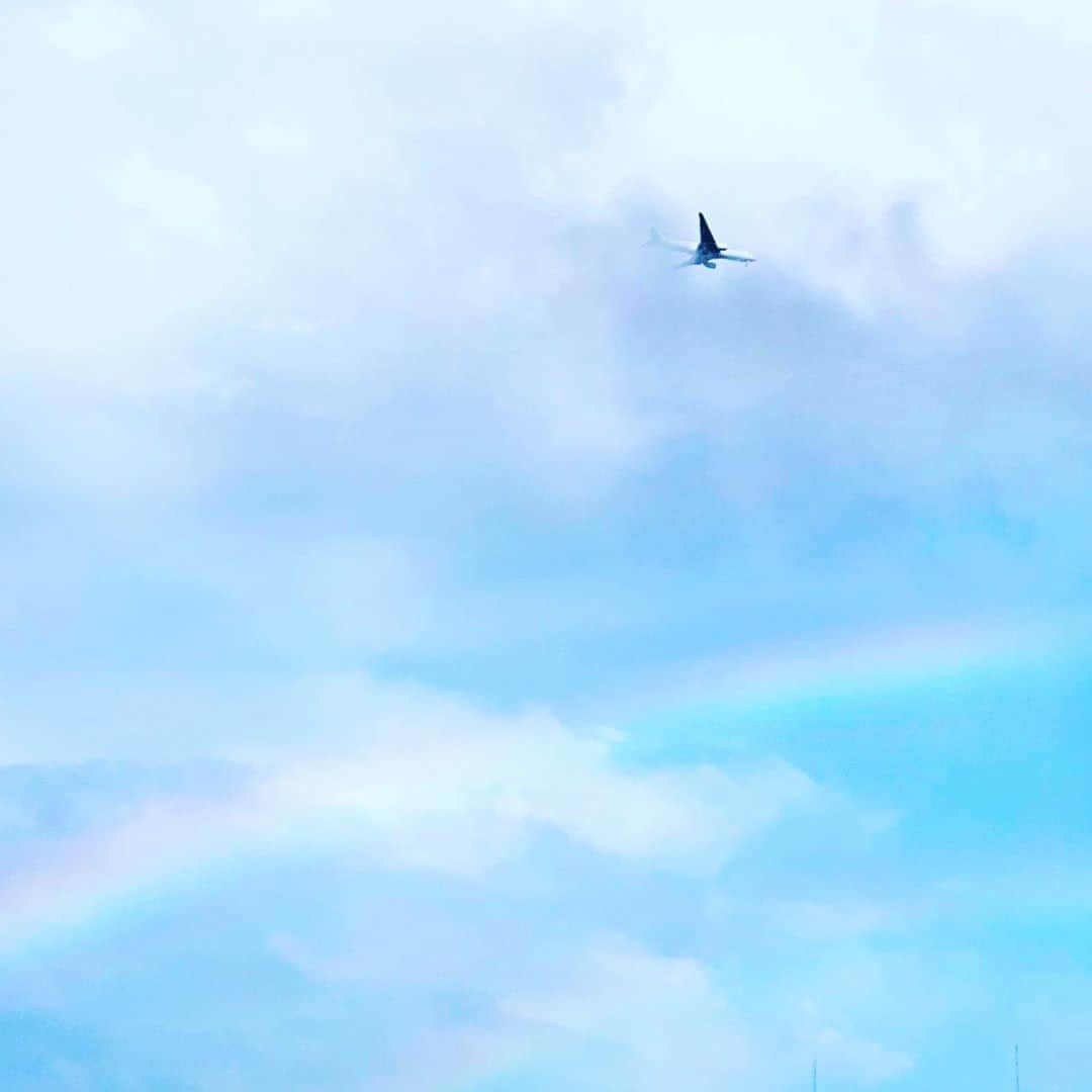 安珠さんのインスタグラム写真 - (安珠Instagram)「爆音とともに窓から見える飛行機 東京は空の景色まで変わるんだな  #東京 #Tokyo #虹 #rainbow」7月31日 18時01分 - anjuphotographer