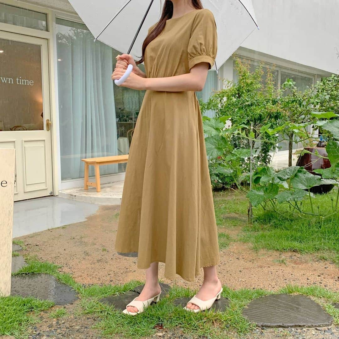 HOTPING公式アカウントさんのインスタグラム写真 - (HOTPING公式アカウントInstagram)「雨のなか傘をさしての撮影📸☔ パフスリーブとフレアなロング丈で女の子らしさ満点ワンピース💕 シンプルなデザインで誰でも気軽に手を出せるオススメワンピースです🤗 - #ワンピース #👗 #女の子」7月31日 18時02分 - hotping_japan