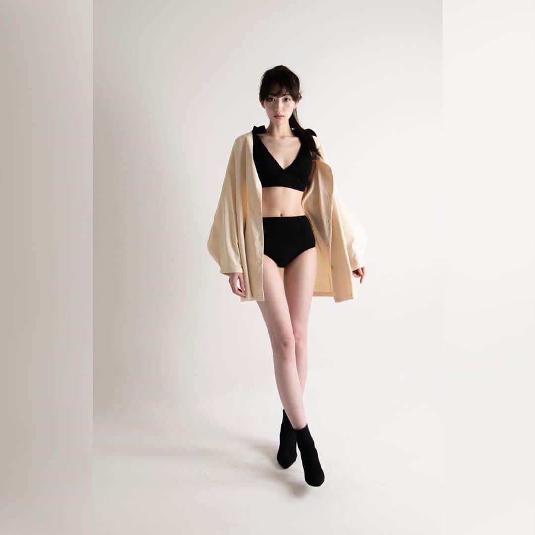 黒田瑞貴のインスタグラム：「そろそろ梅雨明けだぁあ 夏だよぉおおお 梅雨のままでも私は全然良い🥺（笑） かんかん照りの方がいや😭  #水着　#shooting #ootdfashion #swimwear #japanesegirl #撮影風景」