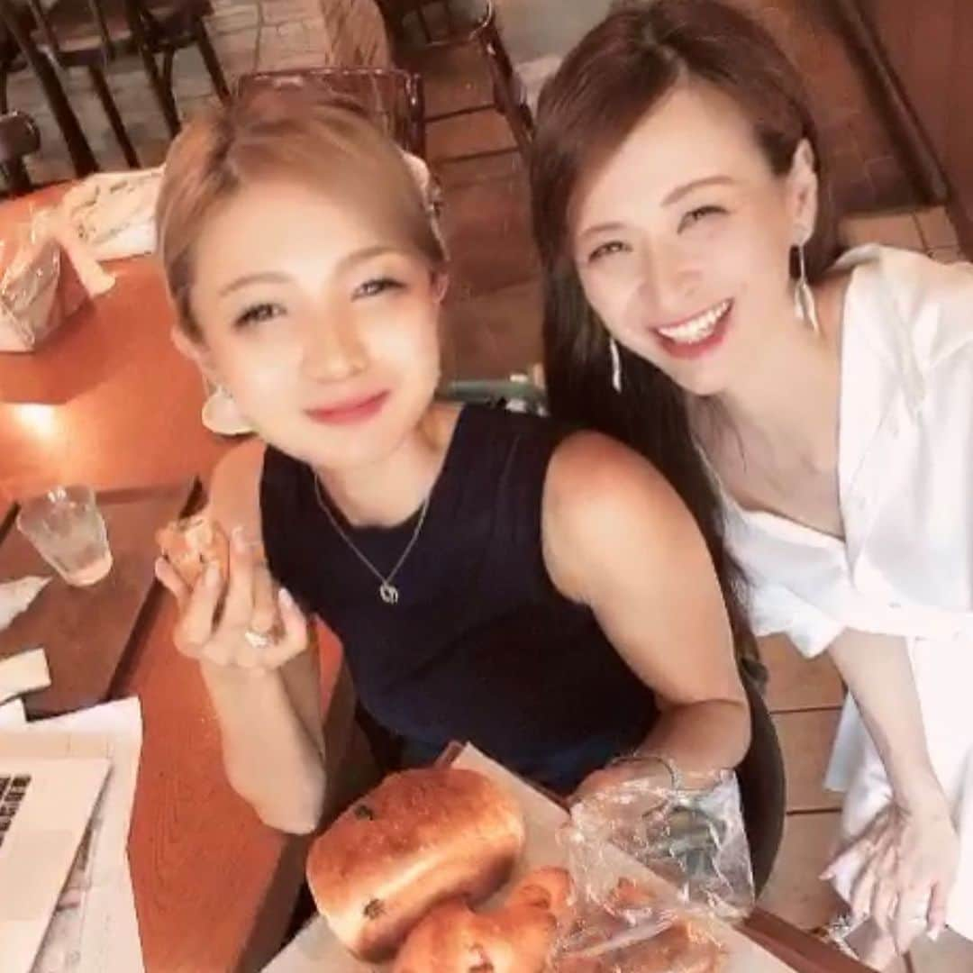 里井真由美さんのインスタグラム写真 - (里井真由美Instagram)「#bread #esprit #bigot #tokyo  ブーランジェリー「エスプリ ド ビゴEspit de BIGOT 」のパン大集合でございます〜🍞🥐🥖🥪 ・ ・ 玉川 田園調布で23年間 愛され続く名店！思い出多いままに、9月に名前を変えて、ここから徒歩2分の場所に 移転オープンされます！ ・ ・  この場所この店名では今日7/31が営業最終日。焼きたてがどんどん続き、お客様が続々と〜♡ ・ ・ バケット、食パン、くまちゃん型の食パン、ソーセージ入り、カレートースト、甘党の私はみずみずしい果物のデニッシュとフランスあんパンも♡ ・ • 「買うで〜」と言ったら とことん買っちゃう。（笑） ・ ・ パンの買い物と、この新店舗の経営者でもある 「ふじ森」🇫🇷ももちゃんに会いに来たら、尊敬する「現代の名工」でもある藤森二郎シェフ のお姿もお見受けしました。 @momoko_golf  ・ ・ ほんのり寂しさもあるかもしれないけれど、何より新店舗へのワクワク感が止まらない‼️ ・ ・ 新店舗は「ル  トーキョーフレンチベーカリー エスプリ」です。最後に超センスいいデザインのロゴも載せてあります♡ @esprit_tokyofrenchbakery  ・ ・ 9月中旬オープン予定。それまでは、 「ふじ森」や、ビゴの店銀座店などでお買い物しようっと🥐🥖🍞 ・ ・ 新店舗情報はまたご紹介させて頂きますね〜  ・ ・ #パン#ふじ森#ビゴ東京#エスプリドビゴ#田園調布#フランスパン#フレンチベーカリー #モンブランの世界#栗#和栗#栗スイーツ#モンブラン#里井真由美#japan#さといいね#스위트#ありが糖運動#まゆログ#甜食#着物#kimono#kimonostyle#fromgram#Chestnutcake#밤케이크#フードジャーナリスト里井真由美」7月31日 18時15分 - mayumi.satoi