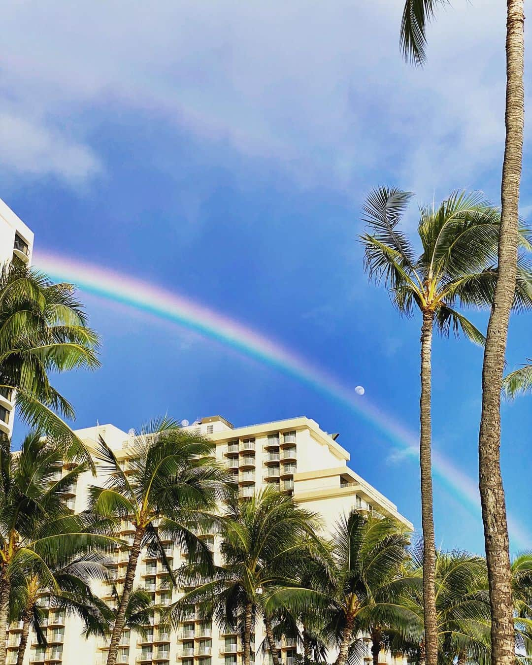 Lilly and Emmaさんのインスタグラム写真 - (Lilly and EmmaInstagram)「. . Moon🌔＆Rainbow🌈🌈 . #lillyandemma #hawaii #feelaloha #luckywelivehi #luckyliveinhawaii #instagood #photooftheday #love #happy #moon #rainbow #aloha #リリエマ #ハワイ #月 #虹 #iphone11pro #ハワイ好き #ハワイ好きな人と繋がりたい」7月31日 18時17分 - lilly_emma_hawaii