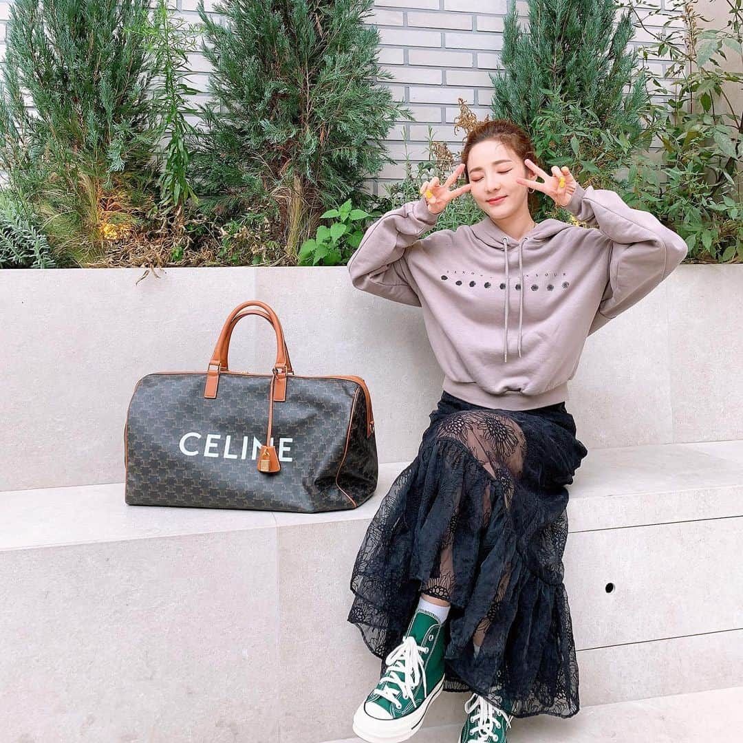 ダラ さんのインスタグラム写真 - (ダラ Instagram)「#불금 #ootd #fridaynight  평일내내 열일하고 이제 주말인데 어디론가 훌쩍 떠나고싶다~ 같이갈랭?! 🚘 방콕하쟈!!!」7月31日 18時17分 - daraxxi