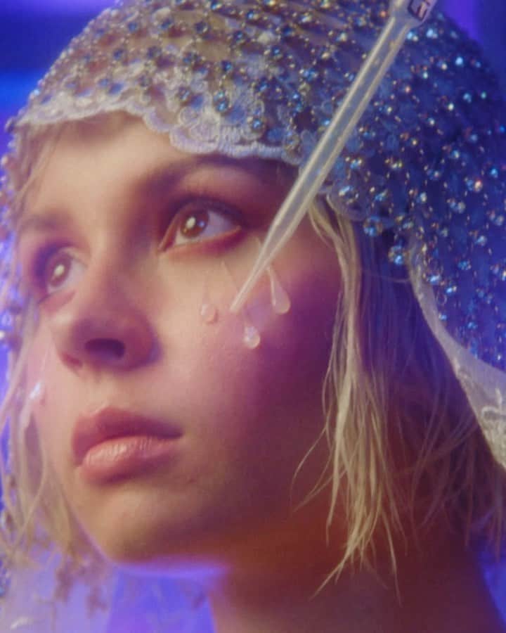 ニーナ・ネスビットのインスタグラム：「so excited to share the ‘cry dancing’ video with you all! it’s inspired by lots of iconic characters... can you guess any of them? so fun to collab with @notd on this song. link in my bio. directed by @wolfscanlan my absolute favourite, we worked on all my last album videos and the artwork together. hair & makeup by @patrickwilson & @jamesmolloymakeupartist. styled by @karenclarkson. shot by @jamiemkorn. edited by @thelizadams and graded by @chris_bell_is_grade. produced by @nkem__nkem. art by @adeyumyum. art inspired by @artbabygirl. ad by @stephanie.a.bradshaw. written with @juliackarlsson & @antonrundberg. bangerfied by @notd. ✨💃🏼」