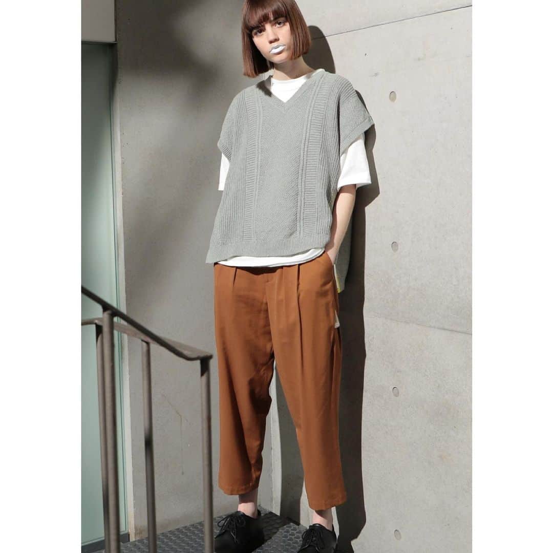 FRAPBOISofficialさんのインスタグラム写真 - (FRAPBOISofficialInstagram)「ざっくりとしながらもドライタッチが気持ちの良いニットベストは、ゆったりシルエットにドロップショルダーデザインで、キメ過ぎないリラックスした雰囲気のアイテムに仕上がっています。  ボトムには、柔らかな光沢感としなやかな肌触りが特徴のファブリックを使用した、タックの入ったテーパードパンツを合わせています。  #frapbois #フラボア #fashion #ファッション #vest #ベスト #knitvest #ニットベスト #summerknit #サマーニット #pants #パンツ #tackpants #タックパンツ #menslike #メンズライク #relax #リラックス #relaxsilhouette #リラックスシルエット #tokyo #japan」7月31日 18時19分 - frapbois_official