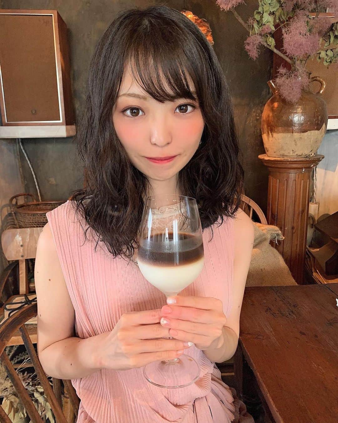 白井佑奈さんのインスタグラム写真 - (白井佑奈Instagram)「. . ❤️💛💚💙💜 . . おしゃれなオ・レ・グラッセ✨ . セパレートしてるタイプのカフェラテのことで、飲んでみたかった🙆‍♀️ . . コーヒーとミルクが綺麗に分離してるから、ぐーるぐる混ぜてから💗 . 落ち着いた空間でお喋りしたいときにピッタリでした☺️ . . . プロフィールリンクはこちら👉 @yuna_smile0130  . . . #hummingbirdcoffee #ハミングバードコーヒー #cafe #学芸大学カフェ #学芸大学グルメ #目黒カフェ #目黒グルメ #祐天寺カフェ #中目黒カフェ #cheesecake #チーズケーキ #オレグラッセ #東京カフェ  #あんバタートースト #カフェスタグラム #cafestagram #カフェ巡り好きな人と繋がりたい #グルメ女子 #レトロカフェ  #ビジョビ  #ビジョビジョ #instafood  #fff #instagood #東京グルメ #東京観光  #カフェ巡り #カフェラテ #ビンテージ  #おしゃれさんと繋がりたい」7月31日 18時30分 - yuna_smile0130