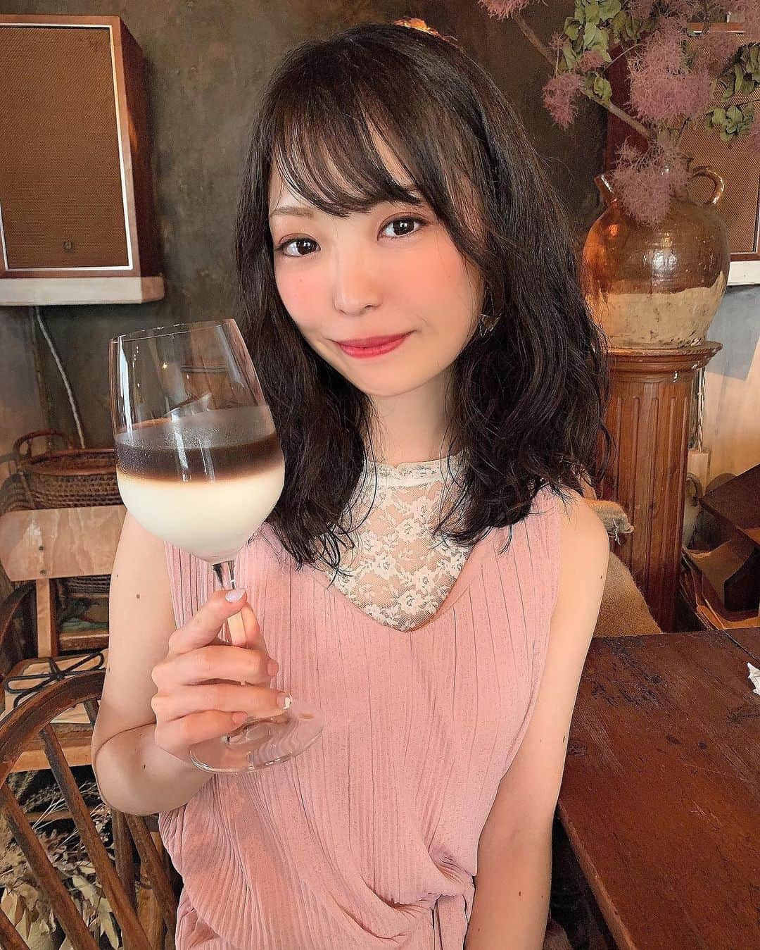 白井佑奈さんのインスタグラム写真 - (白井佑奈Instagram)「. . ❤️💛💚💙💜 . . おしゃれなオ・レ・グラッセ✨ . セパレートしてるタイプのカフェラテのことで、飲んでみたかった🙆‍♀️ . . コーヒーとミルクが綺麗に分離してるから、ぐーるぐる混ぜてから💗 . 落ち着いた空間でお喋りしたいときにピッタリでした☺️ . . . プロフィールリンクはこちら👉 @yuna_smile0130  . . . #hummingbirdcoffee #ハミングバードコーヒー #cafe #学芸大学カフェ #学芸大学グルメ #目黒カフェ #目黒グルメ #祐天寺カフェ #中目黒カフェ #cheesecake #チーズケーキ #オレグラッセ #東京カフェ  #あんバタートースト #カフェスタグラム #cafestagram #カフェ巡り好きな人と繋がりたい #グルメ女子 #レトロカフェ  #ビジョビ  #ビジョビジョ #instafood  #fff #instagood #東京グルメ #東京観光  #カフェ巡り #カフェラテ #ビンテージ  #おしゃれさんと繋がりたい」7月31日 18時30分 - yuna_smile0130