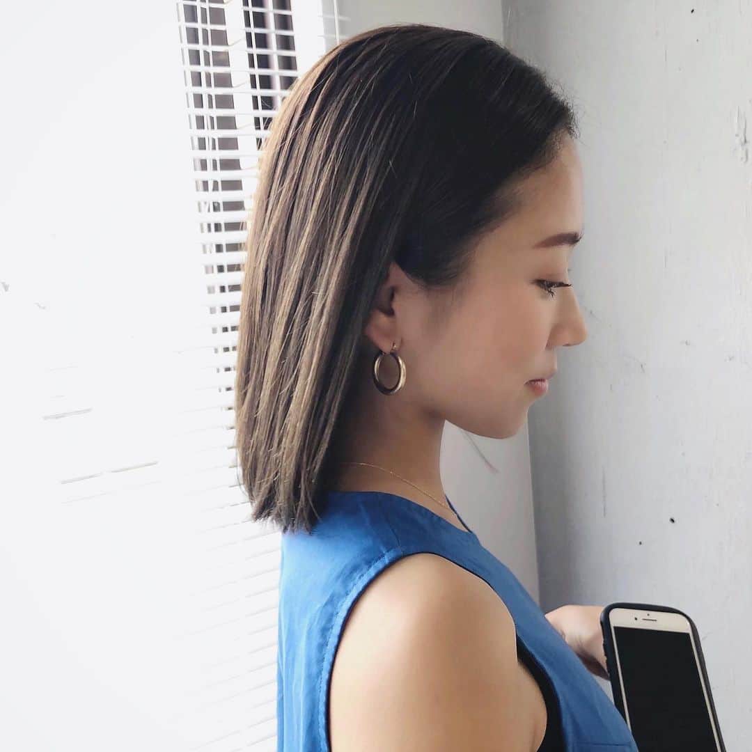 a_k_i_n_aのインスタグラム：「ストレートパーマ💇‍♀️﻿ ﻿ ﻿ 今年は例年以上に湿度が高いそうですね😢﻿ ちょっとした湿度でもうねって﻿ 広がって収まりのきかない私の髪の毛😰﻿ 今年こそは！と思い10年ぶりの﻿ ストレートパーマをかけました😌﻿ 結果..﻿ とっても快適😭👏﻿ いつもクセが気になってダウンスタイルに﻿ 出来なかったり、毎朝高温のストレート﻿ アイロンで伸ばしていたから時間もかかるし﻿ 髪も痛むし..﻿ ﻿ 昔のストレートパーマは﻿ 髪の毛ピーーン！超ストレート！って感じで﻿ したが最近のストレートパーマの進化に﻿ 本当に驚きです😳💓﻿ 自然なフォルム、滑らかな手触り、﻿ 硬くなったりゴワつきがない、﻿ 傷みも全く気にならず！﻿ 面が整って見た目もつるんつるん🥺👏﻿ ﻿ 須藤さん﻿ いつも丁寧な施術をありがとうございます😌﻿ @sutokenichi  ﻿ ﻿ 今回のヘアカラーはオークルアッシュです☺️﻿ ﻿ ﻿ #haircolor#ヘアカラー#アッシュ#オークルアッシュ#ストレートパーマ#縮毛矯正#ヘアカット#切りっぱなしミディアム#時短ヘア」