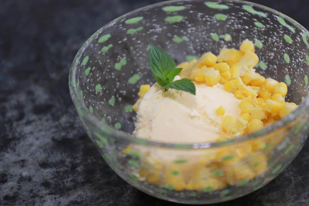 馬場裕之のインスタグラム：「コーンアイス🌽🍨  調理器具の聖地 かっぱ橋で見つけた ギアを使って 超簡単なアイスクリームを 作りました❣️  YouTube「馬場ごはん」 にてご視聴くださいー😸 . ▷ @hiro88 ◁ ⇧⇧⇧⇧⇧⇧⇧ こちらをクリック😻  『材料』 とうもろこし1/2本 バニラアイス1個 バター10g  #新しい日常  #一緒にやってみよう #おうちごはん  #吉本自宅劇場  #馬場ごはん」