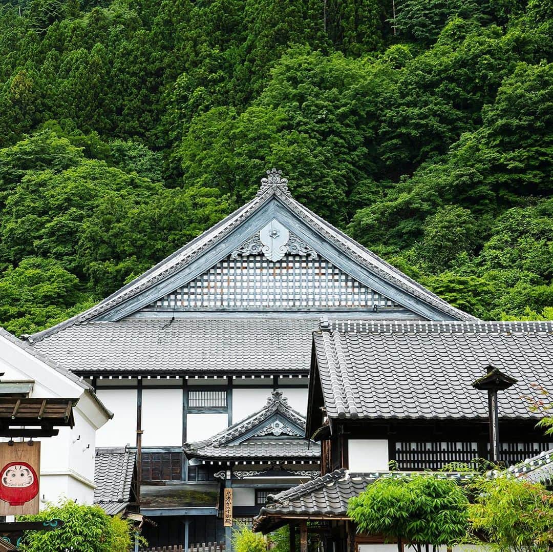 江戸ワンダーランド 日光江戸村のインスタグラム：「・ 夏の夕刻  summer evening 明日も楽しい１日でありますように。I hope that tomorrow will be a fun day. ・ ・ #landscape #kawara #edo #江戸の風景 #江戸の町並み #瓦 #いざ江戸へドロン #edowonderland #江戸ワンダーランド日光江戸村」