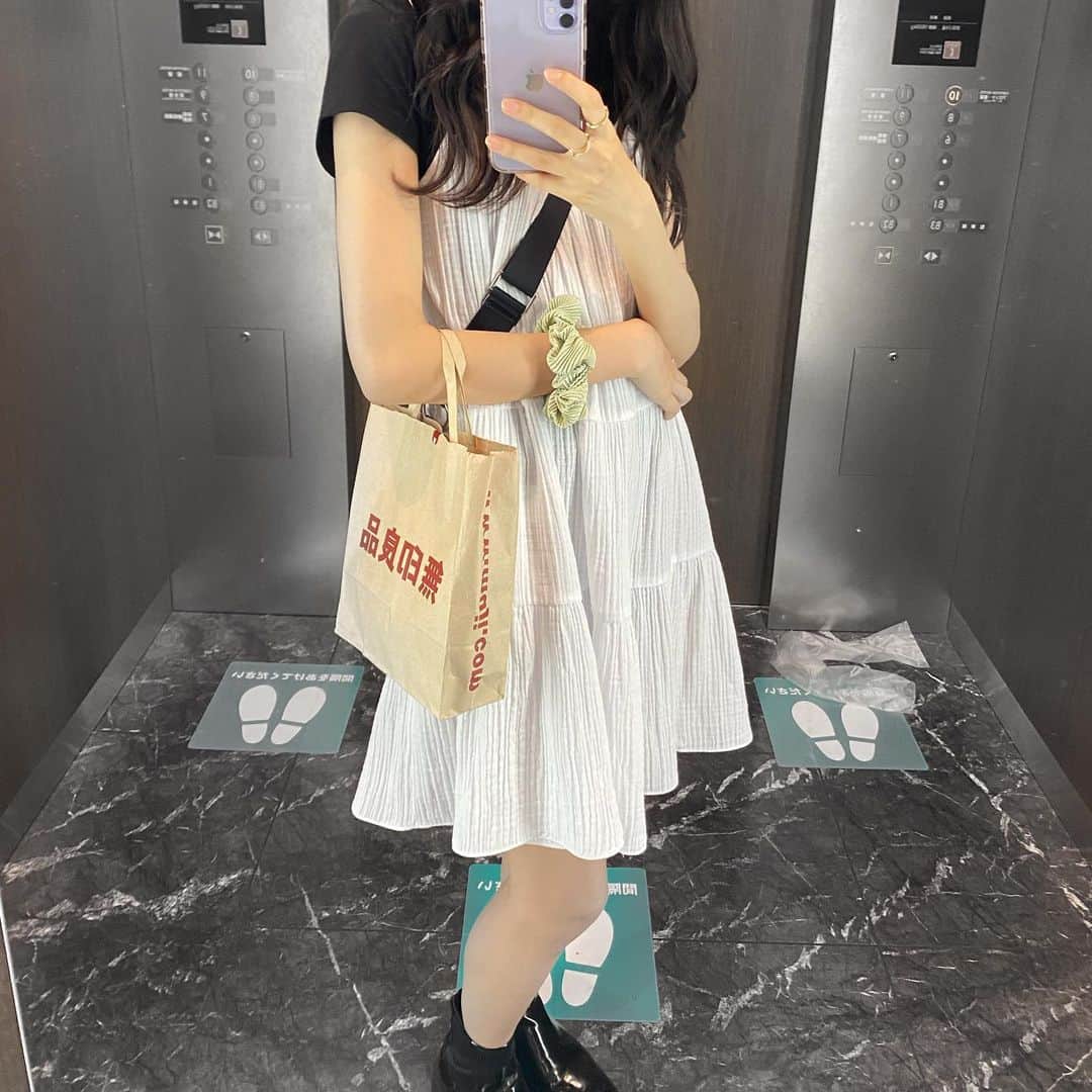 野島樺乃のインスタグラム：「暑くて溶けた🍨 . . . #私服 #コーデ #モノトーンコーデ #セルカ #無印良品  #ootd #fashion #dailylook #fff  #오오티디 #패션」