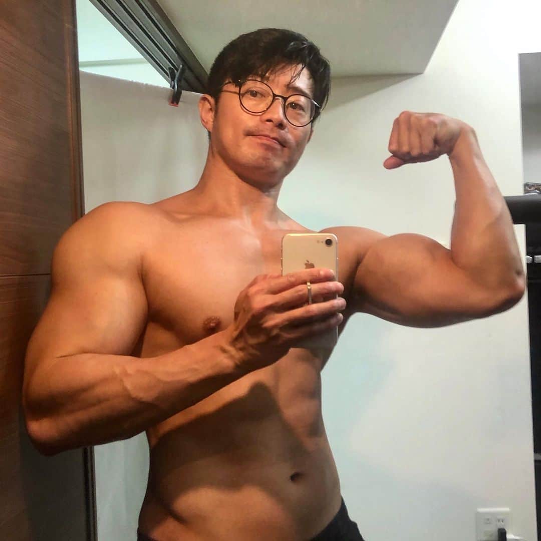 コアラ小嵐のインスタグラム：「つまずいた時は初心に還るとまた前に進めたりする。最近筋トレが思うようにいかなくてモヤモヤしてたので昔を思い出してまた頑張りますかね！おんぎゃー。  #腕停滞 #もっと太く #もっと丸く #赤ちゃんは #丸い #おんぎゃー #👶」