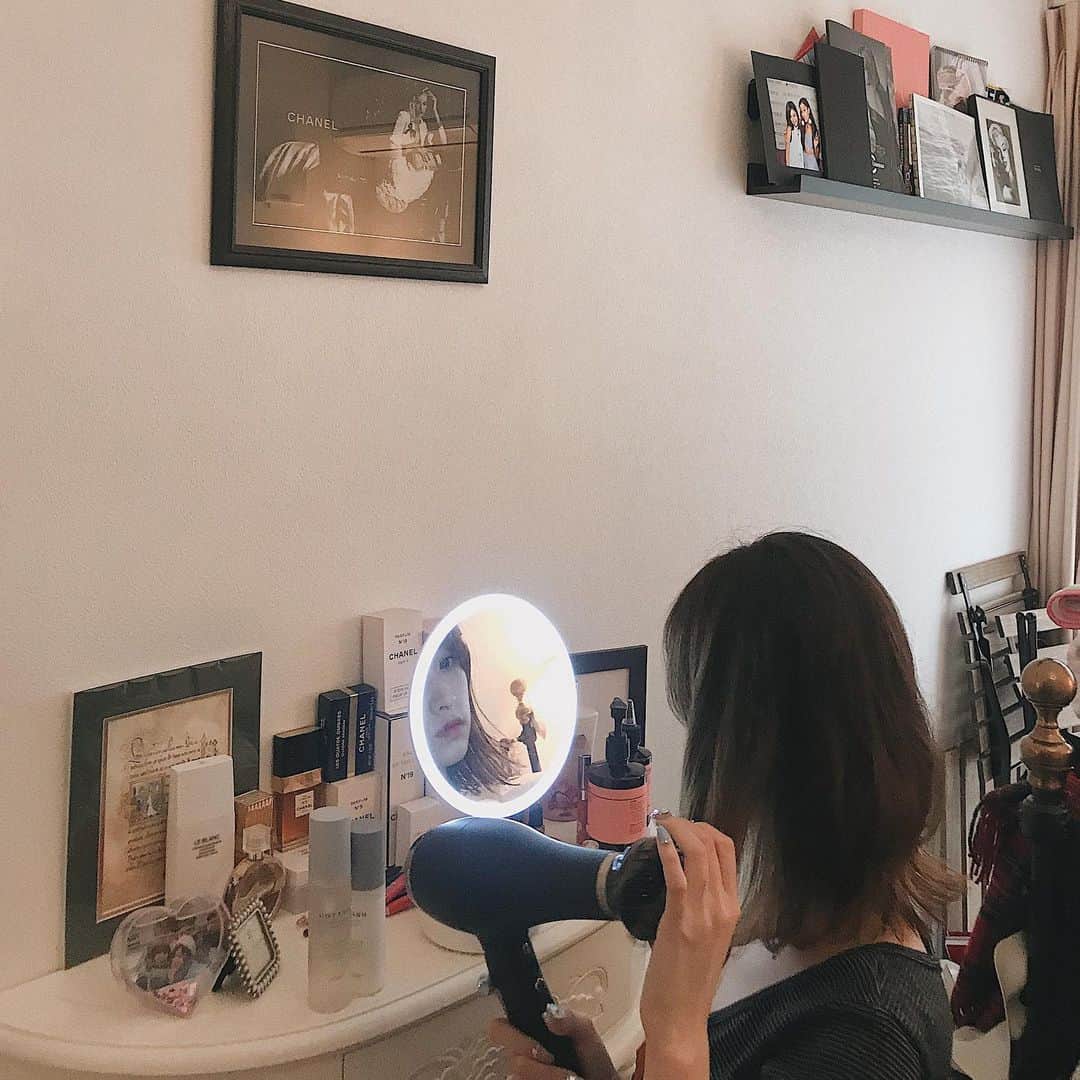 横田彩夏さんのインスタグラム写真 - (横田彩夏Instagram)「わたしの新しい相棒🤍💭 @yaman.official  今まで風力強いの選んで使ってたんだけど(より早く乾かすためw)ヤーマンの力はんぱなかった🤣❣️❣️過去一✌🏻  しかもブライトコームついてて仕上げのブローもとぅるんと綺麗に整って素晴らしい🥺  最近朝はこんなかんじでスタイリングしてる↓  ①ヘアスタイリングのスプレーつける ②あらまし乾かしたらコームで押さえながら外ハネにブロー ③オイルつける  5分くらいで整える時短技を覚えた🤍  #yaman#hairarrange#shorthair#hairdry#hairtreatment#ヘアアレンジ#ヤーマンプロ#ヴェーダブライト#美髪トリートメント#リファドライヤー#レプロナイザー」7月31日 18時27分 - picowestwood