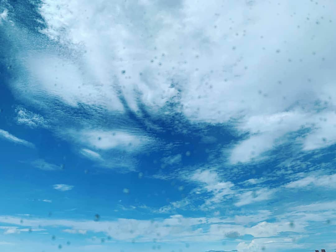 土屋太鳳さんのインスタグラム写真 - (土屋太鳳Instagram)「東京はやっと梅雨が明け・・・そう！🤔 まだわからないけれど、 今日は空がだいぶ明るいです✨ 既に暑くなっている地域もあるので 水分やビタミンなど補給してくださいね💦 . 写真は、少し前、 本当にひさしぶりに そして 突然晴れた朝の空🌈✨🍀 . 窓に水滴がついてるのは 直前まで雨が降っていたから💡 それくらい急に晴れた朝でした☺️ . この朝の空のような 素敵な未来になるといいなぁ✨✨✨ 「イメージすると願いは叶う」というので めちゃめちゃイメージしようと思います🔥✨ . どのかたも、素敵な夜を🌟🌙✨」7月31日 18時39分 - taotsuchiya_official