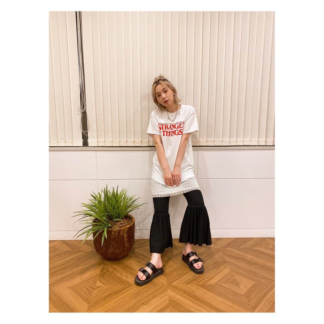 高槻かなこさんのインスタグラム写真 - (高槻かなこInstagram)「. 👑 #着回しきんちゃん . Tシャツ #strangerthings  キャミ　#faithtokyo  ネックレス　#faithtokyo  パンツ  #tach_clothing  サンダル #drmartens  . . 楽ちんレイヤードスタイル🦅 ストレンジャーシングスTシャツ集めがち。🤭笑 . . #fashion #私服コーデ #声優　#高槻かなこ」7月31日 18時39分 - kanako.tktk