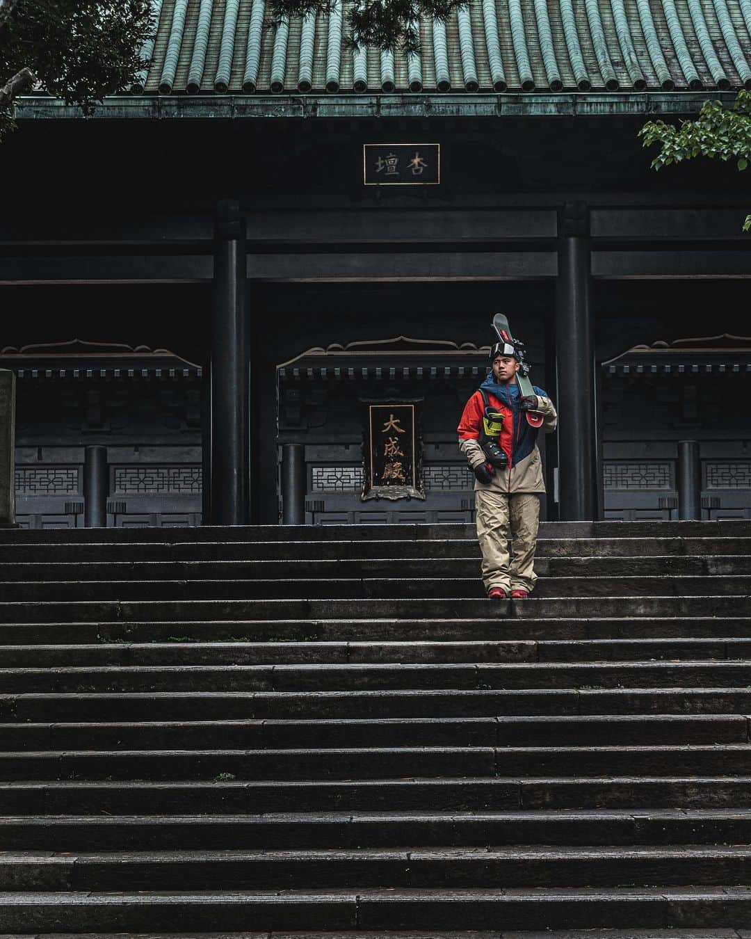 田村幸士のインスタグラム：「Next generation. @rai_kasamura (Japan🇯🇵) freestyle skiing  古賀結那と笠村雷 次世代のフリースタイルスキーヤーの撮影のお声がけをいただきました。  15年ちょっと前。 テレビ番組制作会社で働いていた時、「情熱大陸」のプロデューサーに企画提案を持っていった。  「日本では顔を隠すスポーツは人気にならないんだよね」  そう言われて頭をガツンと殴られるような感覚がした。 でもそれが当時の日本のスポーツ事情だよなと腑に落ちたりもした。  ヒーロー・ヒロインを作り上げ「○○スマイル」と盛り上げる。 そして次のヒロインを見つければ一目散でそちらに向かう。  そっちのルートでスポーツを盛り上げることも必要かもしれない。 でも、もうひとつのルートもしっかり作らなくては、スポーツ自身の興行が文化にはなりにくいのかなと思う。  ヒーロー・ヒロインを作り、 競技の魅力を伝え、 両方のルートを上手く使い分けて。  滑走中はゴーグルで顔を見せることがなかなか出来ないスキー。 彼らの顔がスキー界だけでなく多くの人に届きますように。」