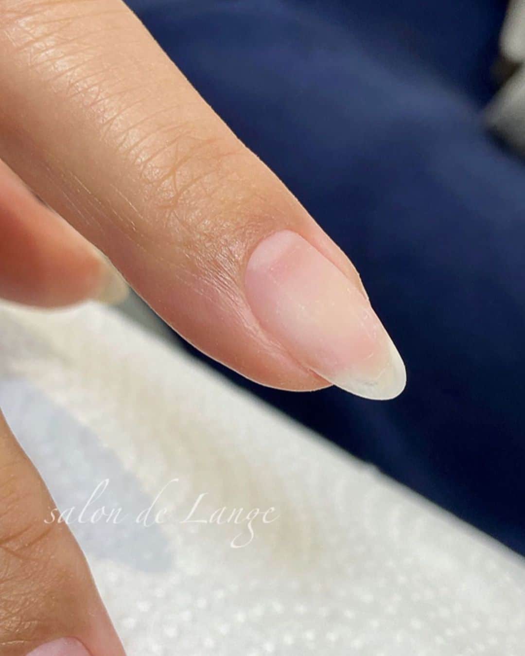 salon de Langeのインスタグラム：「* ケアって、どこまでやればいいんですか？﻿ ケアの〝完成形〟がわかりません！！﻿ ﻿ と、練習中のスタッフから質問を受けました。﻿ ﻿ ﻿ この質問﻿ 過去にもセミナーでよく聞かれました‼️﻿ ﻿ 「どこまでケアすればいいのか分からない」﻿ ﻿ ﻿ ケアは、拘れば拘るほど﻿ 終わりがなく…時間がかかるものです。﻿ 「時短」を目指してるのに結局時間が﻿ かかってしまう…。﻿ ﻿ ﻿ 私の答えは﻿ 『自分がベースを塗りやすい！と﻿ 思えるのが完成形！！』﻿ だと思っています(^^)♡﻿ ﻿ ﻿ マシーンのビットをアレコレ使い﻿ めちゃくちゃ拘っていた時もありましたが…﻿ ビットを交換する作業や﻿ 何往復もマシーンを﻿ かける手間、、、。﻿ ﻿ ﻿ これって私だけのこだわりじゃ無いかと﻿ 途中で気づき、﻿ 『ジェルが流れずキワまで塗れる状態をつくる』﻿ そこがゴールだと思いました。﻿ ﻿ ﻿ ケアで使うビットは﻿ とっってもシンプルです！！﻿ ﻿ ﻿ ほぼ１本で全てを仕上げれます。﻿ ※状態によっては２本使用する﻿ こともありますが、それでも2本‼︎﻿ ﻿ 無駄を省くのが時短です(^^)♡﻿ ﻿ ﻿ ﻿ 📷お写真は﻿ 1.2枚目がケア（プレパ）完成形。﻿ 3.4枚目は、ニッパー処理をしただけの状態。﻿ 〝ここからジェルが流れそうだなー〟って﻿ いう角質やこづめがあるお写真です。﻿ ﻿ ﻿ ベースジェルをキワまで塗布するのが﻿ 苦手な方は、プレパレーションを見直すと﻿ 一気に塗りが上達しますよ✨✨﻿ ﻿ ﻿ ﻿  _______________________ ﻿  🎥サロンワークのポイント﻿ ギッシリ詰まった﻿ オンラインスクール年内に始めます✨✨﻿ _______________________ ﻿ ﻿ ✽.。salon de Lange * .✽﻿ （ ｻﾛﾝﾄﾞﾗﾝｼﾞｪ ）﻿ ﻿ ﻿ ⇩ｽﾀｯﾌ ｲﾝｽﾀｸﾞﾗﾑ⇩﻿ @lange_staff ﻿ ﻿ ﻿ ◼︎ご予約は﻿ ①📲090-7044-7721﻿ ②salondelange2019@gmail.com﻿ （staff ｲﾝｽﾀのﾄｯﾌﾟﾍﾟｰｼﾞから📩）﻿ ③ﾈｲﾙﾌﾞｯｸ ｱﾌﾟﾘから💅﻿ ﻿ ﻿ 名古屋市中村区名駅3丁目23-6 ﻿ 第二千福ビル3階 🚃名古屋駅から徒歩7分﻿ ﻿ ﻿ ﻿ ﻿ #minakoyama ﻿ #salondelange ﻿ #サロンドランジェ﻿ #みーみ﻿ #児山未奈﻿ #ネイルケア﻿ #nails﻿ #nailstagram ﻿ #名古屋ネイルサロン ﻿ #名駅ネイルサロン ﻿ #オフィスネイル﻿ #ジェルネイル﻿ #naildesign﻿ ﻿」