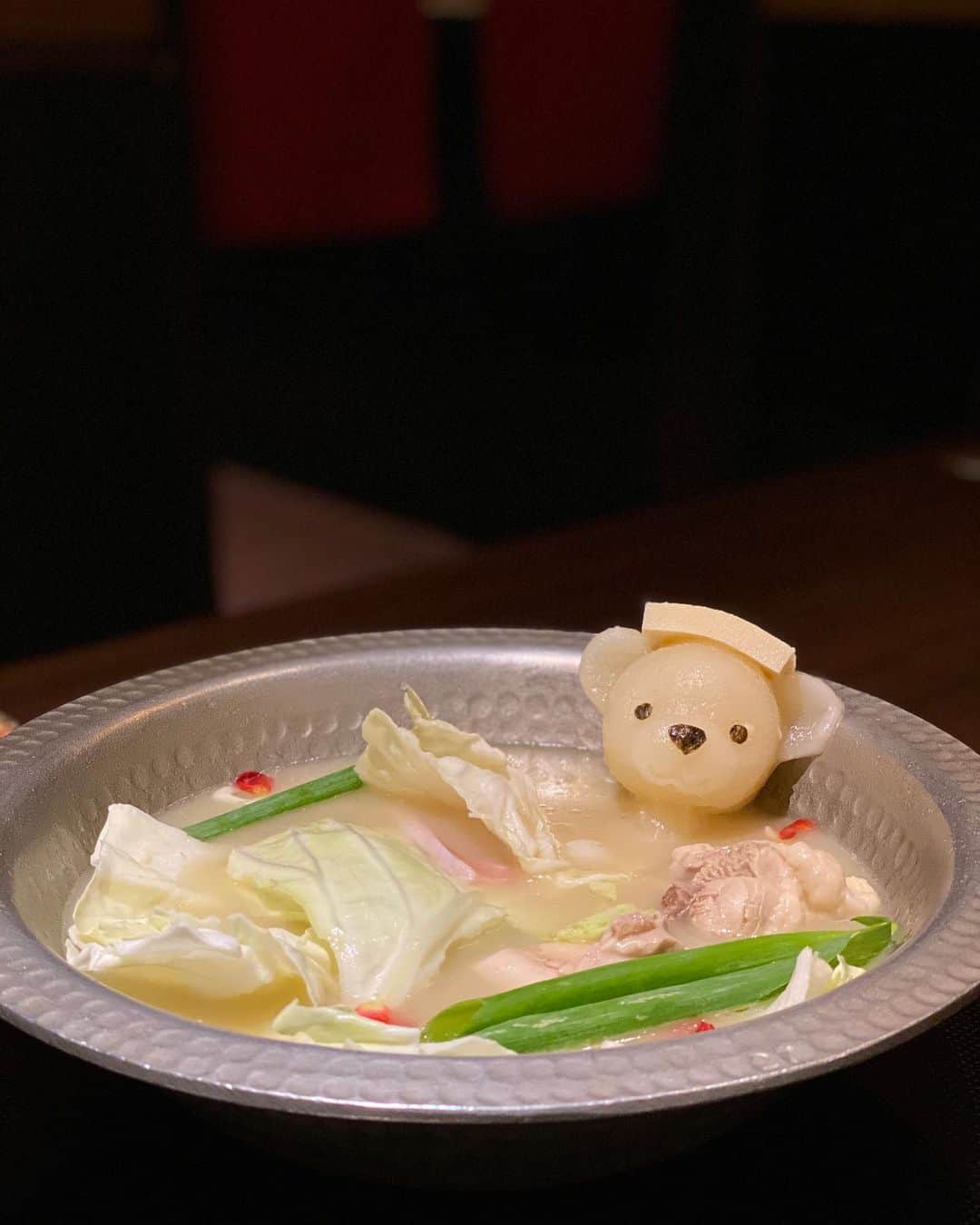 黒田麻理耶さんのインスタグラム写真 - (黒田麻理耶Instagram)「. 可愛いクマ🐻…これはお出汁です🥺❤️ . こえみ氏(@_coemi)と新宿にある 「ふく将(@fukusho_shinjuku_kuma)」で 夏のお鍋会をしました〜👩‍❤️‍👩🍲 . メインのお鍋に出てきたクマが可愛すぎて🧸💕 これ、凍ったお出汁なので湯船に浸からせました♨️ （スライドして見てね👉可愛すぎるよ❤️） . 鶏肉も様々な部位が食べられて、 シメのラーメンも鶏のお出汁がきいて最高でした🥰 . お鍋の前に食べた茶碗蒸しと スパイシーな手羽先も美味しかったよ〜😋❤️ . #ふく将  #新宿  #新宿三丁目 #新宿鍋  #新宿グルメ  #新宿居酒屋  #新宿ディナー #水炊き  #水炊き鍋  #夏限定メニュー  #pr #トリドリベース  #夏の鍋」7月31日 18時39分 - mariya_kuroda