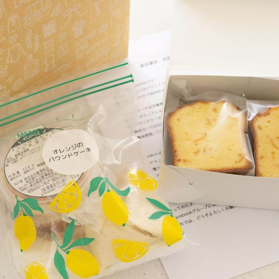 marimoさんのインスタグラム写真 - (marimoInstagram)「Orange pound cake﻿ オレンジのパウンドケーキ通信講座。﻿ お見本を製作して、材料と共に発送しました！﻿ ﻿﻿ アトリエで一つ一つ丁寧に作っています﻿ (*´꒳`*)﻿ 時間がかかるのでたくさんはできませんが、﻿ 無理のない範囲で作らせて頂いています。﻿ お申込頂きました皆さま、ありがとうございます♡﻿ ﻿ 今回もアシスタントの皆の活躍が素晴らしく、﻿ とてもスムーズに終わりました♡﻿ ありがとう✨﻿ ﻿ @rekoneko @tukirino @misakinuka57  ﻿ ﻿ 生徒さんたちに無事に届きますように🎀﻿ ﻿ …﻿ ﻿ 最近、「改行くん」というアプリで﻿ インスタの文章を書いています。﻿ ﻿ 上手く改行できるので嬉しいです﻿ (=´∀｀)人(´∀｀=)﻿ ﻿ ﻿ 嬉しくて色々書きたくなります…﻿ ﻿ ﻿ そうそう、 「ジャズ」というリンゴ、﻿ 気になっていたのですが、 遂に食べてみました‼︎﻿ ﻿ ﻿ 小ぶりですが、皮ごと食べられるし﻿ 甘酸っぱくて美味しかったです♡﻿ ﻿ ﻿ また食べたいな〜と思います﻿ (*´꒳`*)」7月31日 18時35分 - marimo_cafe