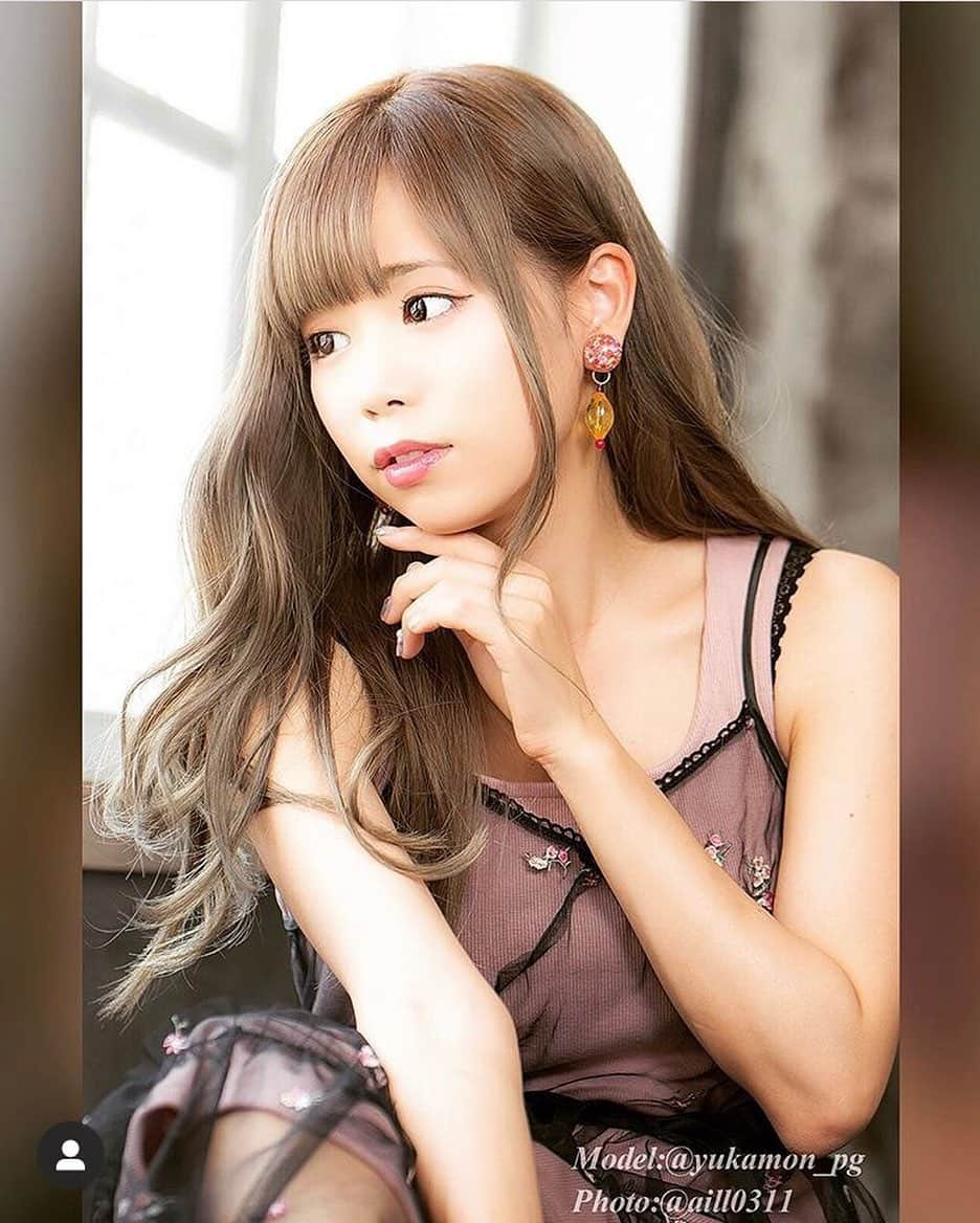 萩乃有加のインスタグラム：「♡ * 入院生活38日目🌼 * 何度もに渡る面談、 そして今日は母も混じえての 主治医、担当医との面談を終え、 無事、退院が決まりました☺️ * この入院生活中、本当に 自分なりに頑張りました。 自分と向き合って、自分が どういう気分の波になってるのか グラフ化してみたり、毎日 日記をつけることで、 色々と自分を見つめ直せました。 * 昨日まで、物凄くネガティブな事ばかり 考えてしまっていたのですが、 昨日の主治医との面談で、また 自分を見つめ直し、主治医や友達、 大切な人たちの言葉に救われました。 * 私は希死念慮に真正面から 闘ってきました。何度も何度も 押し寄せてくる死にたい気持ちに 足掻いて、苦しんで、何とか今まで 乗り越えてきました。 でも、気がつけばもう希死念慮と 闘う気力が0になってしまいました。 無気力で、もう立ち向かう事もできず… * こんな地獄のような生活が続くと思うと 絶望しかなくて…もう無理だって… 気がつけば私は、 この先、死ぬことを選択していました。 いつでももう死んでもいいやって… そう考えてると、不思議と気持ちが 楽になっていました。 * でも、昨日の面談での主治医のアドバイスや、 友達や大切な人たちからのLINEを見て 涙が止まらなくなって… * まだ生きる道があるんだって みんなが希望を与えてくれました。 私は生きるべきなんだって。 たくさんの人に愛されてることを 思い出させてくれました。 * 私はもう、 希死念慮と闘うことをやめます。 逃げてる訳ではありません。 希死念慮が襲ってきたら、 周りにSOSを出すことにしました。 周りの人に頼ることにしました。 一人で抱え込むのをやめて、 周りの人たちに 引き上げてもらうことにしました。 私の周りには私を必死に 支えようとしてくれている人達が たくさんいることに気づかされたから。 甘えてもいいんだ、って思えたから。 * もっと自分を大切にしようって 思いました。 この先、希死念慮が襲ってきても 幸せなことや楽しいことでいっぱいにして、 死にたい気持ちなんて吹っ飛ばそうって。 * 頑張らなくていい。 もう少し適当なくらいで生きたらいい。 なんとかなる精神で。 案外楽に生きられるかもなって。 * 退院したら、大好きな人達に会って、 行きたい所に行って、好きなことして、 幸せで埋めつくそうと思います😊🍀 * * #ポートレート #ポートレートモデル #ポートレート女子 #ポートレート部 #ポートレートしま専科 #ポートレートモデル希望 #被写体 #被写体になります #被写体モデル #被写体希望 #精神疾患に負けたくない #精神疾患 #摂食障害克服中 #カメラ女子 #大阪 #関西 #大阪カメラ部 #関西モデル #大阪モデル #カメラマンさん募集 #ptsd #入院生活 #お洒落さんと繋がりたい #portrait #闘病中 #闘病生活 #フリーモデル #闘病日記 #双極性障害ii型 #双極性障害」