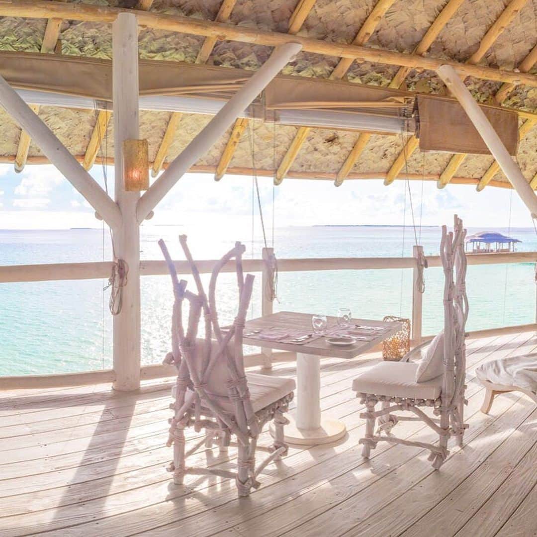 エル・マリアージュさんのインスタグラム写真 - (エル・マリアージュInstagram)「部屋付きのスライダーからコバルトブルーの海へダイブ！最高の「非日常」に向けて、今から行きたいところをリストアップしましょ😉🏝🧜‍♀️🍹✨✨✨ .. Resort Soneva Jani in Maldives  #Repost @beautifulhotels with @make_repost 📸@jeremyaustiin .. こちらはモルディブのソネバジャニ。グウィネス・パルトロウとブラッド・ファルチャックがハネムーンで訪れたことでも有名💏 .. #プレ花嫁 #結婚準備 #結婚式 #おしゃれ婚 #ウエディングドレス #ブライダルリング #会場 #花嫁美容 #世界中のプレ花嫁さんと繋がりたい #全国のプレ花嫁さんと繋がりたい #エル花嫁ミューズ #みんなでエルマリアージュ  #水上ヴィラ #モルディブハネムーン #ハネムーン #モルディブ #happyfriday」7月31日 18時37分 - ellemariage