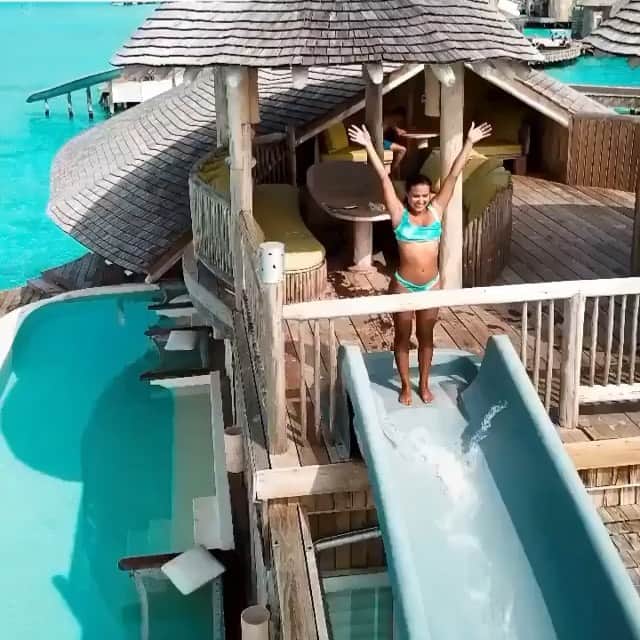 エル・マリアージュのインスタグラム：「部屋付きのスライダーからコバルトブルーの海へダイブ！最高の「非日常」に向けて、今から行きたいところをリストアップしましょ😉🏝🧜‍♀️🍹✨✨✨ .. Resort Soneva Jani in Maldives  #Repost @beautifulhotels with @make_repost 📸@jeremyaustiin .. こちらはモルディブのソネバジャニ。グウィネス・パルトロウとブラッド・ファルチャックがハネムーンで訪れたことでも有名💏 .. #プレ花嫁 #結婚準備 #結婚式 #おしゃれ婚 #ウエディングドレス #ブライダルリング #会場 #花嫁美容 #世界中のプレ花嫁さんと繋がりたい #全国のプレ花嫁さんと繋がりたい #エル花嫁ミューズ #みんなでエルマリアージュ  #水上ヴィラ #モルディブハネムーン #ハネムーン #モルディブ #happyfriday」