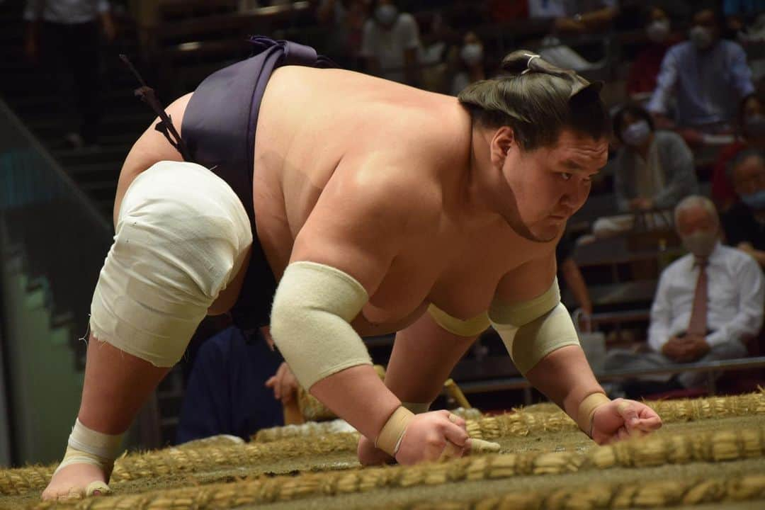 日本相撲協会さんのインスタグラム写真 - (日本相撲協会Instagram)「七月場所十三日目。 大関 朝乃山と、大関経験者の照ノ富士。11勝1敗同士の対決は、照ノ富士が制して単独トップに。  #sumo #相撲 #大相撲 #7月場所 #七月場所 #両国国技館 #国技館 #朝乃山 #碧山 #隠岐の海 #照ノ富士 #御嶽海 #琴勝峰 #大栄翔 #どうなる優勝争い」7月31日 18時48分 - sumokyokai