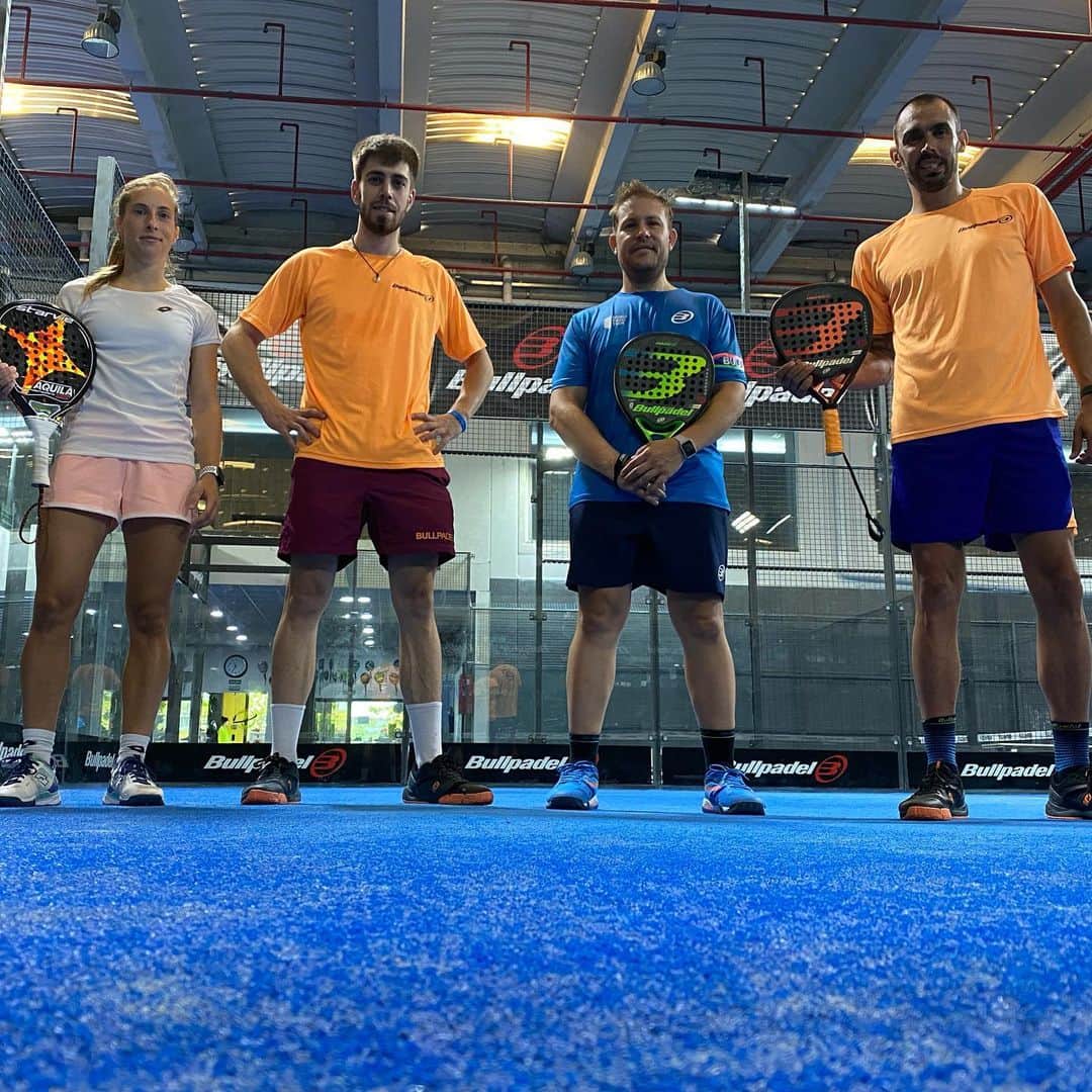 のインスタグラム：「Primero de la mañana... @raulrh77 @helenawyckaert @sergiojim5 @bullpadelsport」