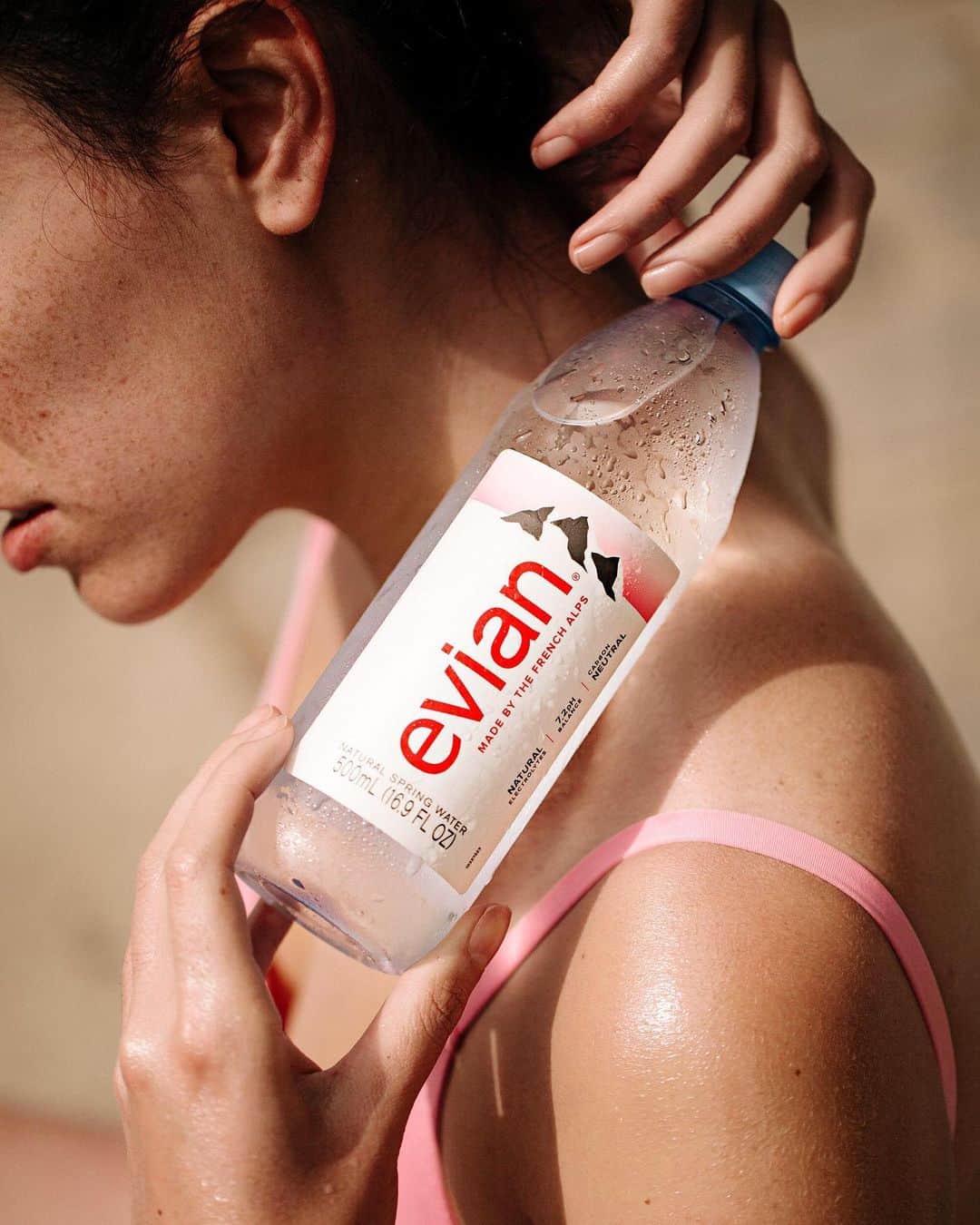 evianさんのインスタグラム写真 - (evianInstagram)「Is it just us, or is it feeling quite hot in here? 🥵 How about beating the heat with the freshest feeling out there?  Step 1: Apply an ice-cold bottle of evian on your neck and feel the chill. ❄️  Step 2: Crack the bottle open and stay hydrated with pure natural mineral water from the French Alps.💧  Here you go, all summer heat ready. 😌  #evian #evianwater #positivedrops #stayhydrated」7月31日 18時48分 - evianwater
