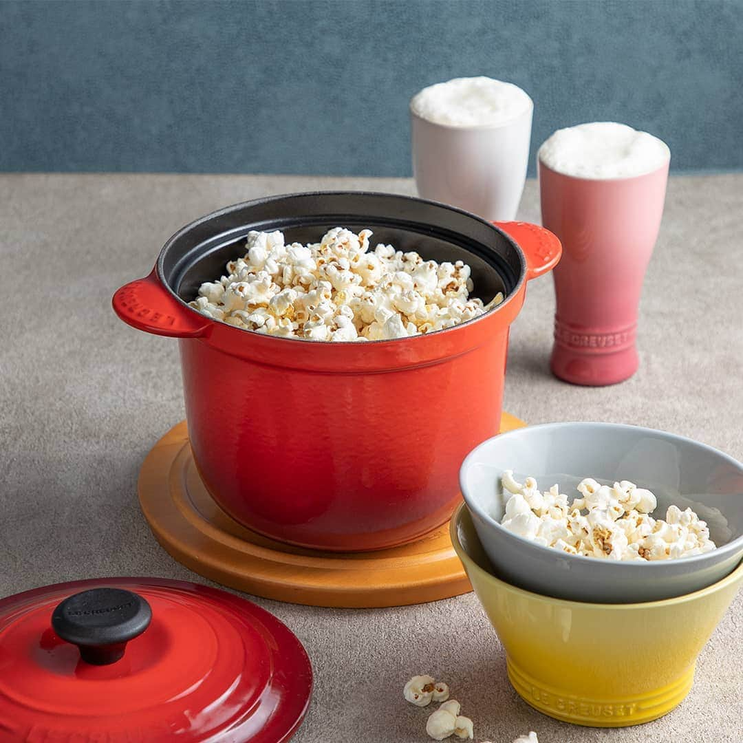 Le Creuset Japon　ル・クルーゼ ジャポンさんのインスタグラム写真 - (Le Creuset Japon　ル・クルーゼ ジャポンInstagram)「おうちでの映画鑑賞のおともに手作りポップコーンはいかが？ココット・エブリィで3分ほどで作れちゃうんです！鍋に大さじ1程度のサラダ油、大さじ1強のポップコーンの種を入れてフタをし、中火にかけます。 しばらくすると、ポンポンと音がし始めるので、音が鳴りやんだらすぐに火を止めて蓋をあけ、塩（小さじ1/3）ほどをいれて混ぜればできあがり！カレー粉や粉チーズで味変しても楽しめます。  #ルクルーゼ #lecreuset #ココットエブリィ #cookingram #テーブルウェア #キッチンウェア #ポップコーン #手作りおやつ」7月31日 18時48分 - lecreusetjapon