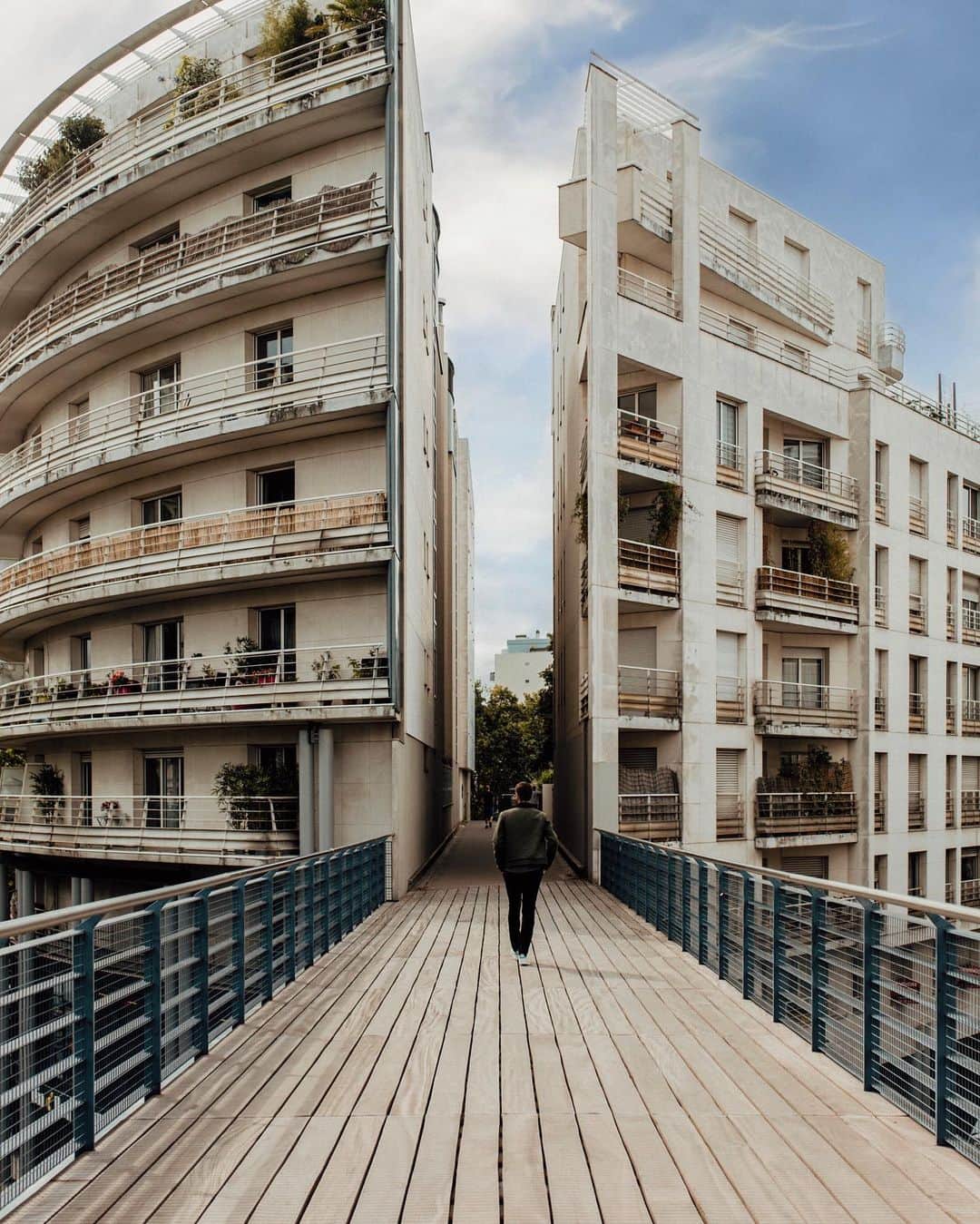 NICOLAS SIMOESのインスタグラム：「Strolling and still discovering again and again Paris 📸✨」
