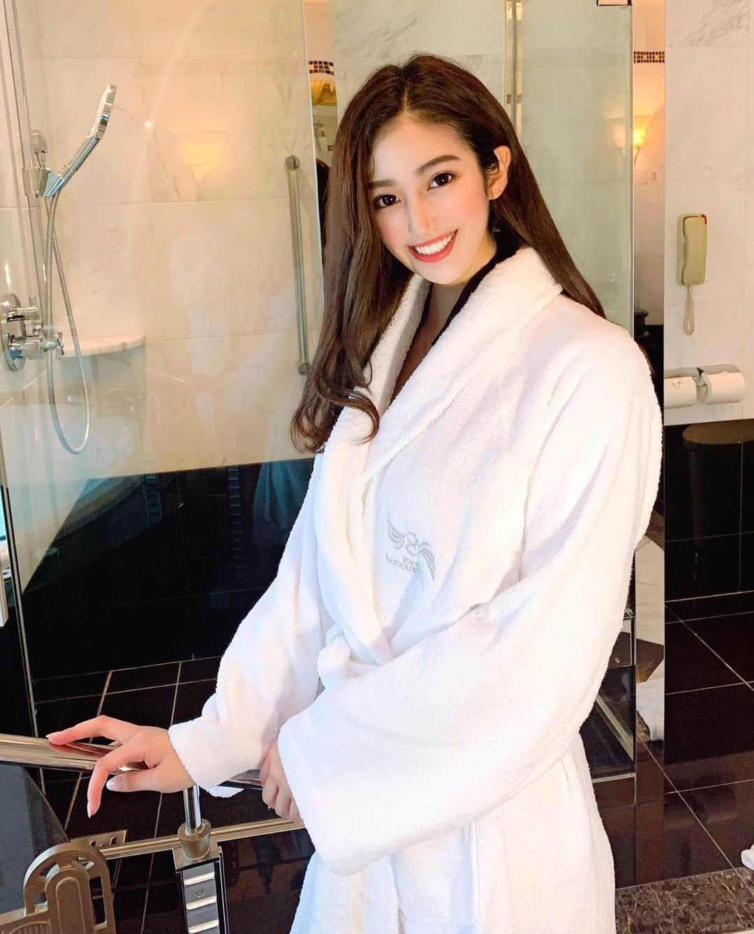 あべなつきさんのインスタグラム写真 - (あべなつきInstagram)「お風呂タイム🛁🚿﻿ ﻿ バスローブってなんかいいよね…😳💋﻿ ﻿泡風呂した！ ﻿ カラコンはリリーアンナだよ〜﻿ 光に当たると盛れるから﻿ 夏に活躍しそう…✨﻿ ﻿  ﻿ TikTokの動画100万回再生が続いて﻿ とても嬉しいです😭❤️﻿  えりかに撮ってもらったよん　@m_iknm  ﻿ ﻿ ﻿#カラコン　#PR #リリーアンナ　#ブラウンカラコン　 #東京ベイコート倶楽部 #東京プール #お風呂　#泡風呂　#bathtime #bathroom #ベイコート　#バスローブ　#babble #バブルバス #東京ホテル　#tokyo」7月31日 18時41分 - i.am_natsuki_