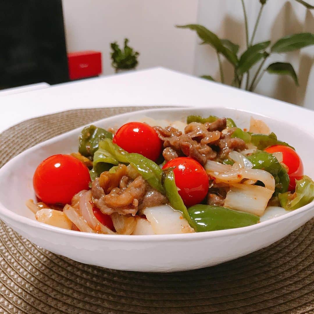 三好ジェームスのインスタグラム：「#お家ごはん  無性に食べたくなり、牛肉の野菜炒めとナスの挟み揚げ！　　  野菜高騰していますが、やっぱり野菜は食べたくなるのです。  #牛肉野菜炒め#有田牛#牛肉に片栗粉を絡めてとろみの野菜炒め#ナスの挟み揚げ#ナス#🍆#餡にはクミンをたっぷり#器は#南島焼#石垣島  I want to eat asexually, stir-fried beef with vegetables and fried eggplant!  #vegetables#eggplant」