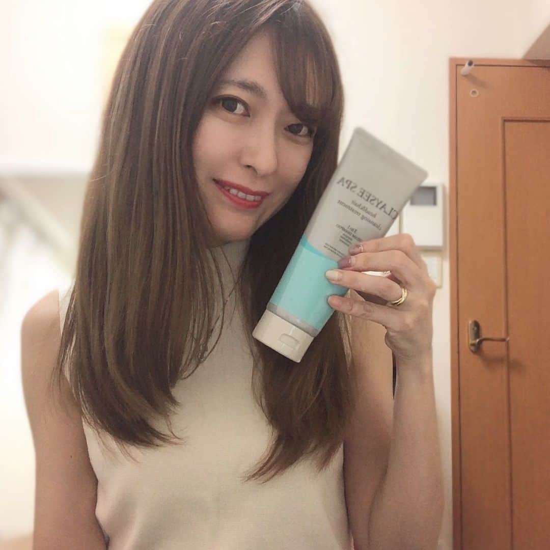 菊池かなこのインスタグラム：「. . 今一番気に入ってるシャンプー✨✨ クレイジースパ ヘッド&クレンジングトリートメント @clayseespa . 表参道サロン初 ツヤ髪のプロ 渡辺義明さんのプロデュース👑 . 1本でシャンプー、コンディショナー、トリートメント 全ての効果が入っている3in1🙆‍♀️ . 1本で済むタイプのものって、 キシキシが残るものも多いなと思ってたけど、 これはほんとに1本で完璧な仕上がりになる✨✨ . 使用感もスースーした清涼感があって、 夏場は最高に気持ちいい✨ . 香りはベルガモット🌸 良い香りって言われた🥰 . . ୨୧┈┈┈┈┈┈┈┈┈┈┈┈┈┈┈┈┈୨୧ @clayseespa #クレイシースパ #CLAYSEESPA #クリームシャンプー #ヘッドスパ #頭皮クレンジング #オールインワン #冷感 #海藻ヘアパック #pr #トリドリベース #シャンプー#リンス#コンディショナー#トリートメント #美容レポ#艶髪#艶髪トリートメント#さらさらヘアー  #さらさらストレート#ストレートヘア#ストレートヘアー#髪の毛サラサラ #美容室トリートメント」