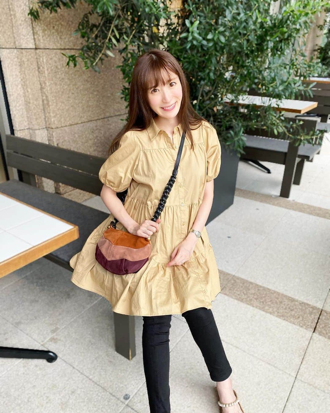 小林真由のインスタグラム：「⋆﻿ ⋆﻿ 臨月の体の重さと﻿ ハイテンションな娘についていくことで﻿ いっぱいいっぱいだった7月🌻﻿ そろそろ梅雨明けかな🥺﻿ 　﻿ 　﻿ 最近の洋服は授乳服中心でセレクトしてます。﻿ すっかり忘れて選んだ秋服もあるけど﻿ 前回たくさん失敗したから気をつけたい😂﻿ ﻿ ﻿ よく聞いていただく体重のことですが臨月で12kg増です🤰🏼﻿ (前回は食べづわりで16kgだったから少し優秀かな🙏)﻿ すぐ腰掛けちゃう。笑　📸﻿ tops: #zara﻿ pants: #uniqulo﻿ bag: #seebychloe﻿ shoes: #tsurubymarikooikawa﻿ ﻿ ﻿ ﻿ #ザラ #ユニクロ #ツルバイマリコオイカワ #ファッション #コーデ #ママコーデ #女の子ママ #1歳 #ベビー #ママライフ #マタニティ #マタニティライフ #妊婦 #妊婦コーデ #マタニティコーデ #臨月 #妊娠10ヶ月 #第二子妊娠中 #コーディネート #coordinate #fashion」