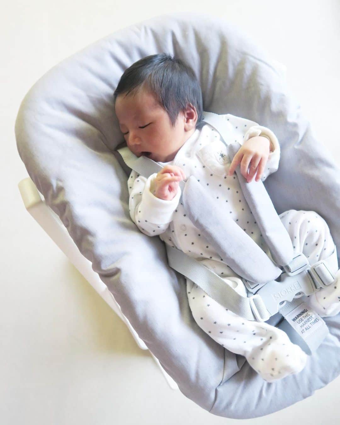 Mai Wakimizuのインスタグラム：「STOKKEの定番トリップトラップにニューボーンセット(息子が寝てるベッド)を付けると、新生児から使えるので早速大活躍＼(^o^)／息子のコーデもこの配色に合わせてwhite×grayにしてみた♡ご機嫌良し♡ #新生児#男の子ベビー#赤ちゃん#生後13日 #stokke#ストッケ#トリップトラップ#ニューボーンセット#ストッケトリップトラップ#pr」