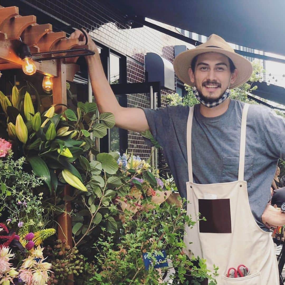 座間アキーバのインスタグラム：「@thewagon_byhanatombo をオープンして約2週間が経ちました！  お花歴10年経って再び純粋のお花屋さんをやって見て思った事「花屋はやっぱり大変だ！w しかし楽しい〜」 イベントや装飾系の仕事と違って色んな種類のお花を仕入れられるし、いろんなお客様と話せるし、その地域だからこそこんなのが売れそう〜普段手をつけないエアプランツを仕入れよう〜あれをやって見ようこれをやって見ようの毎日で本当コロナワールドながら申し訳ないくらい毎日最高です！  もちろん売れない時もあるしオープンして晴れた日は2回で毎日雨だし、そもそも7月と8月は基本的にお花の重要が少ない...でも楽しいんだなー  お花で戦略を立てるのってなんて幸せな事なんだ！普段あまり自分の気持ちをSNSであらわにしない俺も気づいたら書いちゃってるし!  花は本当に最高な仕事、いや、生き方である  いつか @hanatombo を誰もが知ってるブランドにして見せます  🌞🌞🌞アキーバ  (ワゴンで束ねたりアレンジした花は @thewagon_byhanatomboでバンバンあっぷしますんで是非フォローお願いします、毎日はいないんで来る時DMください)」
