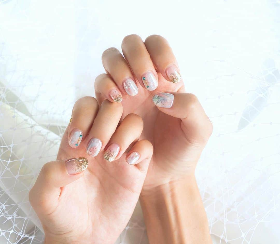 高橋晴香さんのインスタグラム写真 - (高橋晴香Instagram)「ネイルチェンジ💅﻿ ﻿ ﻿ 今回も @nailmix_and_es さんにて❤️﻿ ﻿ ﻿ ブルー×ピンク×ゴールドの組み合わせネイルに✨﻿ ﻿ ﻿ 夏はブルー系の爽やかな色入れたくなる💙🌴﻿ ﻿ ﻿ シェルとストーンも追加💎﻿ ﻿ ﻿ キラキラ光る感じが夏らしくて可愛い💗🐚﻿ ﻿  ﻿ #ネイル #nail #ネイルチェンジ #nailmix #ハンドネイル #handnail #nailchange #ネイルミックス  #夏ネイル  #キラキラネイル #シェルネイル  #newnail﻿」7月31日 18時49分 - haruka_takahashi0127