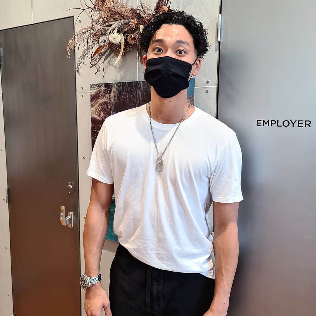 のインスタグラム：「パーマ始めました。 Thx my hair producer @pohalski 💪💪💪」