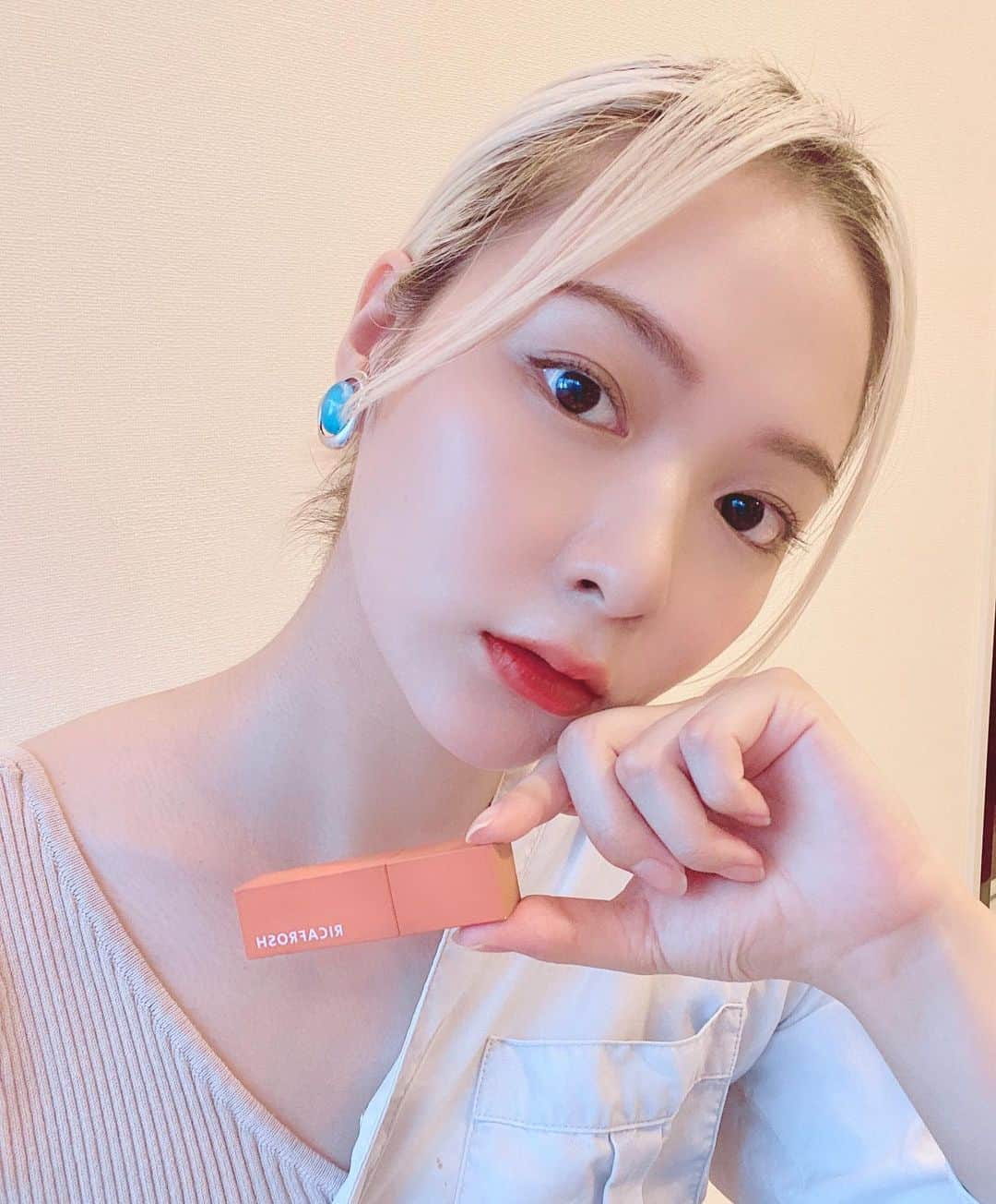 井咲アキさんのインスタグラム写真 - (井咲アキInstagram)「🧡💄 お気に入りリップ💋🧡 YouTuberの古川優香ちゃんプロデュースの 「RICAFLOSH」01 オランジェット🍊 2月25日に発売された4色の中でイエベ向きの色だけど、 ブルベの私でも使いやすい色！！✨ ブラウン系やオレンジ系のメイクの時に使える！😊🧡 落ち着いたオレンジだから、季節問わず使えそうだし、 何より落ちないの！！😳 マスク必須の今の時期にピッタリなリップだよ！✨ ・ ・ ・ #ricafrosh#ricafrosh01#オランジェット #オレンジリップ#ブラウンリップ#イエベ#ブルベ #落ちないリップ#オールシーズン使えるリップ #YouTuber#古川優香プロデュース#古川優香 #金髪#ハイトーン#ホワイトブロンド#裸眼」7月31日 19時05分 - ak.i__o0