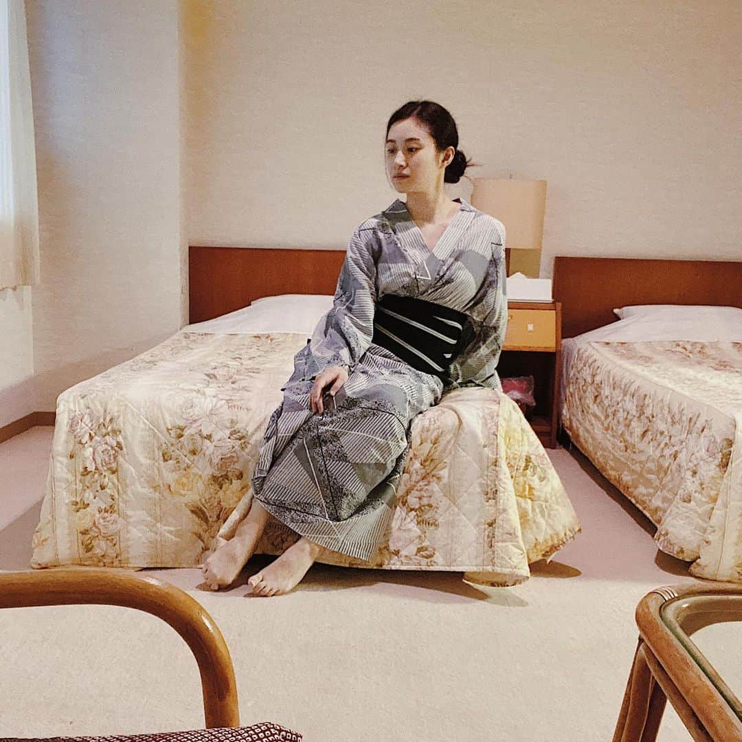 鈴木芳奈のインスタグラム：「7月も今日でおわりかぁ なんだかいろんな思いがこみ上げてくるよ 梅雨が明けそうな近頃は、夏の匂いを感じて、お祭りや花火や夏の風物詩の雰囲気を思い出したりして。 でも今年はなんだか寂しい夏を過ごすことになりそうだねっ🍉 最大限8月を楽しんでみようw またインスタライブとかやろうかなー 簡易浴衣。来月は浴衣写真を投稿することを目標とします👘  #ポートレート#actsess#浴衣#和服大好き#ある撮影の控室」