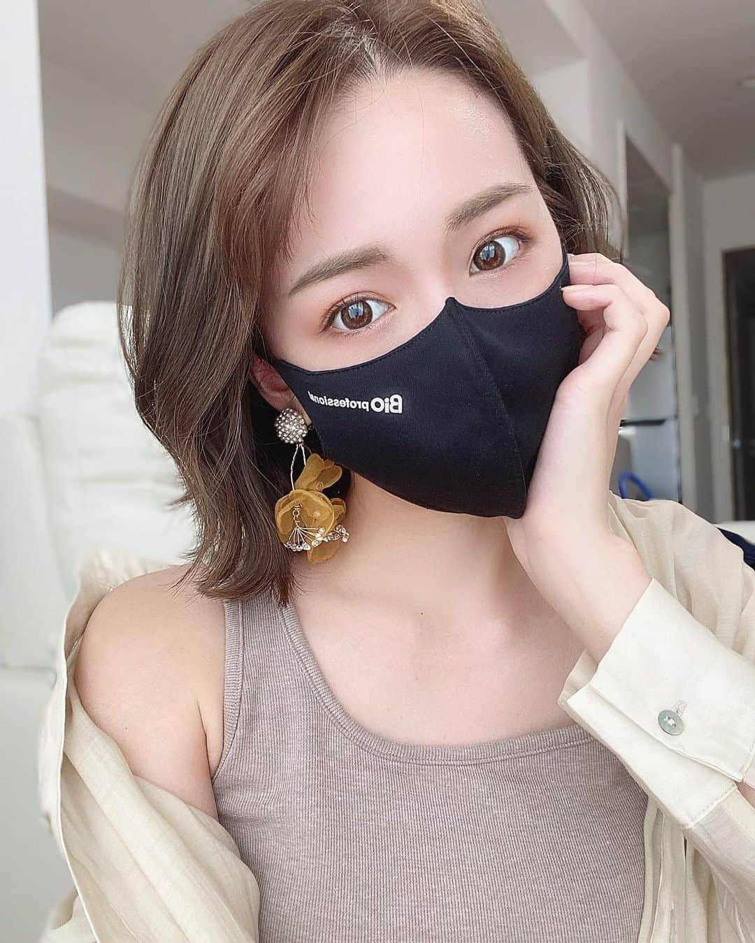 のインスタグラム：「珍しく黒マスク☺️✨  黒マスクって韓国で流行り出した頃からつけてみたかったんだけど、今の時代になって黒マスクも当たり前に付けられるようになったので挑戦してみた🥺笑  1枚目と2枚目で同じマスクでもメイクの雰囲気を変えてみたよ！前髪下ろして柔らかい雰囲気と、前髪上げてクールなイメージに。  マスクすると顔の半分見えないので雰囲気も変えやすいから、今まで挑戦しにくかったファッションもしやすくなるよ☺️💓  このマスクは抗菌機能があって使用後洗ってもその抗菌機能がしっかりキープされて、マスク長時間つけると臭い気になると思うんだけどこのマスクはその臭いが気になりにくいの！  しかもUVも効果あります！  私的に1番大きいポイント。日焼け止めの上からマスクつけてると、皮脂でだいぶ日焼け止めヨレたり落ちたりしてると思うから、しっかり顔の日焼け防ぎたい🥺✨  寝てる間につけると美容効果もあるらしい😮  購入する際はバイオプロポーザーのアカウント（ @bio_pro_official ）にDMするか、CANAAN、AXISの美容室でも販売してるみたいです🌸  @bio_pro_official @canaan.hairsalon @axis_hair_ #バイオプロポーザー #洗える恒久抗菌マスク #羊水幹細胞培養液 #スキンケア #マスク #人幹細胞 #美容商材#美肌#PR#コスメ#uvケア」