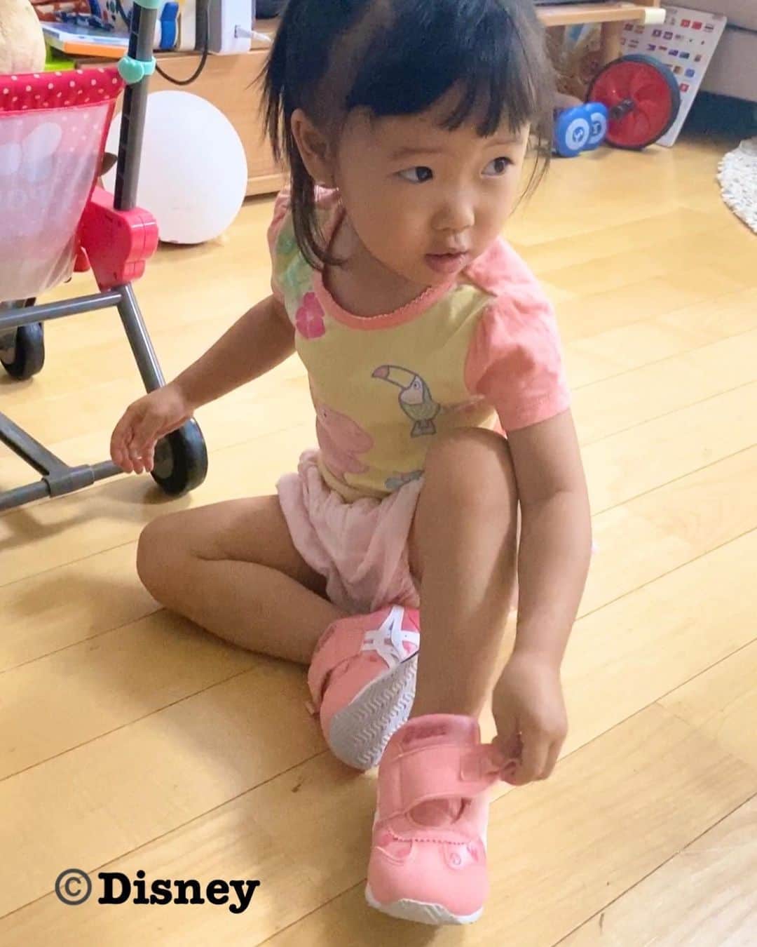 森渉さんのインスタグラム写真 - (森渉Instagram)「アシックスさんが出している「ASICS KIDS SHOES SUKU2(スクスク)」をご紹介いただきました✨ Disneyが大好きな娘は箱を見た瞬間から大喜びで、中のミニーちゃんがモチーフになったシューズを見たらもぉテンション上がりっぱなしでした🎉🎉🎉 かかとにミニーちゃんが描かれていて、一瞬で娘のお気に入りシューズランキング1位にランクイン🥇 そしてランニングシューズの老舗のアシックスさんが出しているだけあってとっても走りやすそう‼️娘も笑顔で走り回ってました😄  このシューズ履いてまた一緒にたくさん走り回りたいと思います💨💨💨  @asics_kids_japan #ASICSKIDS #アシックス #Disney #ディズニー #子供 #娘 #kids #ミニーマウス #シューズ #子育て #育児 #笑顔 #smile #PR」7月31日 18時58分 - watarumori.sports