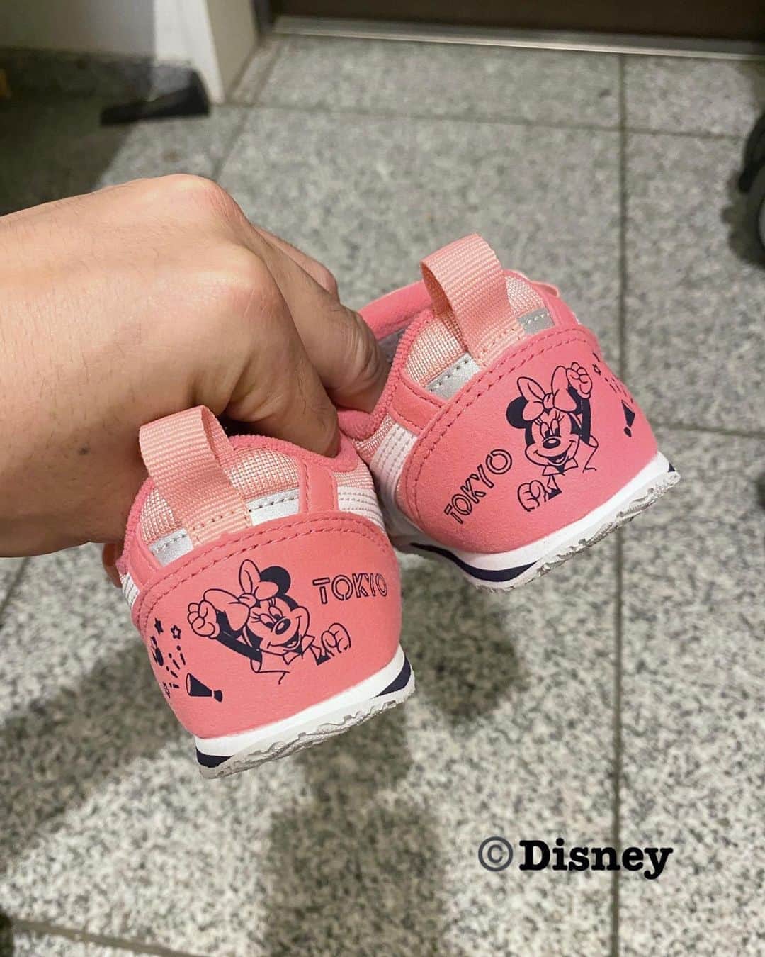 森渉さんのインスタグラム写真 - (森渉Instagram)「アシックスさんが出している「ASICS KIDS SHOES SUKU2(スクスク)」をご紹介いただきました✨ Disneyが大好きな娘は箱を見た瞬間から大喜びで、中のミニーちゃんがモチーフになったシューズを見たらもぉテンション上がりっぱなしでした🎉🎉🎉 かかとにミニーちゃんが描かれていて、一瞬で娘のお気に入りシューズランキング1位にランクイン🥇 そしてランニングシューズの老舗のアシックスさんが出しているだけあってとっても走りやすそう‼️娘も笑顔で走り回ってました😄  このシューズ履いてまた一緒にたくさん走り回りたいと思います💨💨💨  @asics_kids_japan #ASICSKIDS #アシックス #Disney #ディズニー #子供 #娘 #kids #ミニーマウス #シューズ #子育て #育児 #笑顔 #smile #PR」7月31日 18時58分 - watarumori.sports