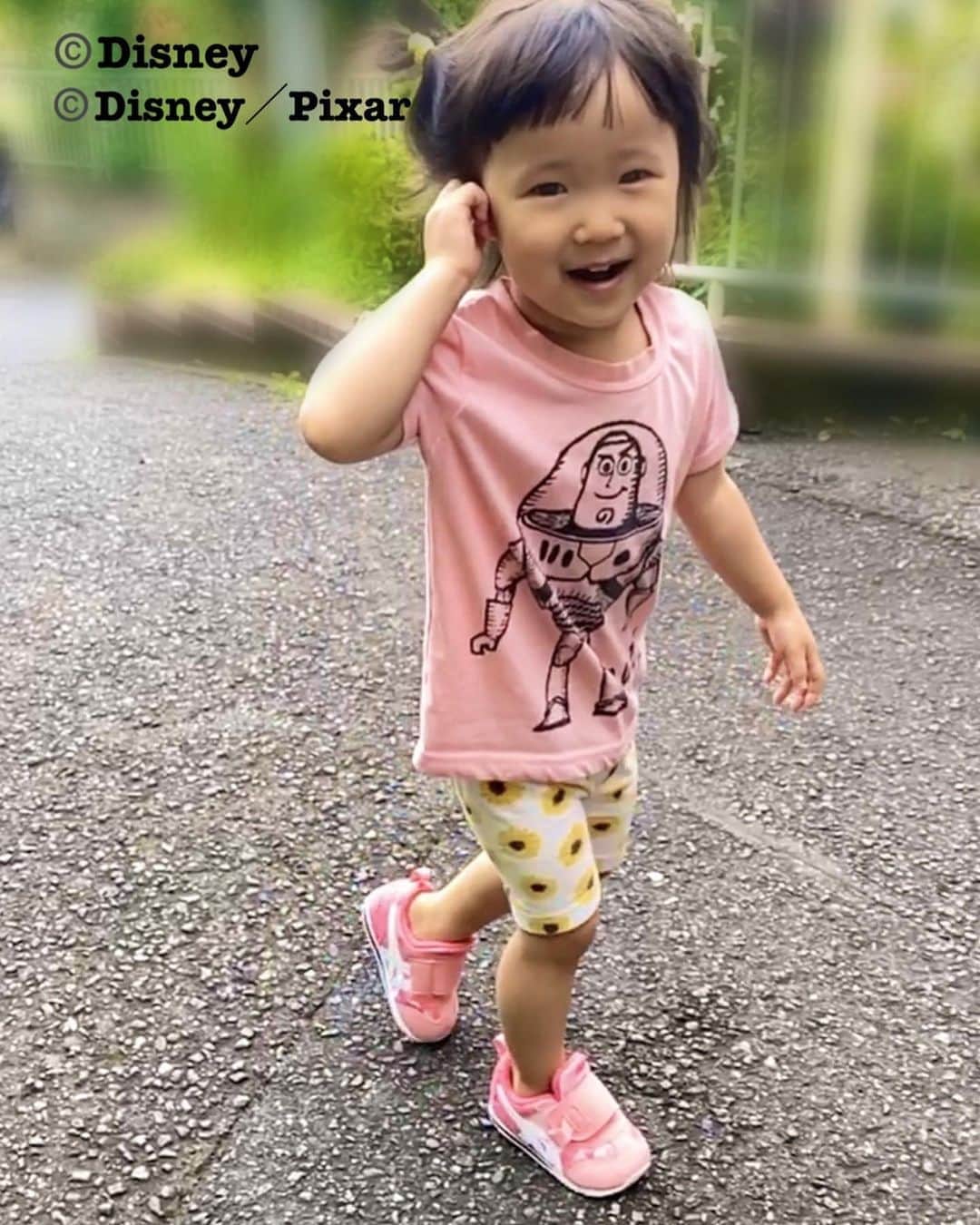 森渉さんのインスタグラム写真 - (森渉Instagram)「アシックスさんが出している「ASICS KIDS SHOES SUKU2(スクスク)」をご紹介いただきました✨ Disneyが大好きな娘は箱を見た瞬間から大喜びで、中のミニーちゃんがモチーフになったシューズを見たらもぉテンション上がりっぱなしでした🎉🎉🎉 かかとにミニーちゃんが描かれていて、一瞬で娘のお気に入りシューズランキング1位にランクイン🥇 そしてランニングシューズの老舗のアシックスさんが出しているだけあってとっても走りやすそう‼️娘も笑顔で走り回ってました😄  このシューズ履いてまた一緒にたくさん走り回りたいと思います💨💨💨  @asics_kids_japan #ASICSKIDS #アシックス #Disney #ディズニー #子供 #娘 #kids #ミニーマウス #シューズ #子育て #育児 #笑顔 #smile #PR」7月31日 18時58分 - watarumori.sports