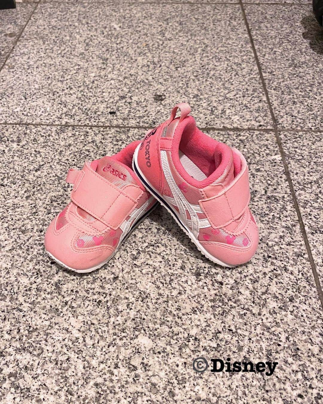 森渉さんのインスタグラム写真 - (森渉Instagram)「アシックスさんが出している「ASICS KIDS SHOES SUKU2(スクスク)」をご紹介いただきました✨ Disneyが大好きな娘は箱を見た瞬間から大喜びで、中のミニーちゃんがモチーフになったシューズを見たらもぉテンション上がりっぱなしでした🎉🎉🎉 かかとにミニーちゃんが描かれていて、一瞬で娘のお気に入りシューズランキング1位にランクイン🥇 そしてランニングシューズの老舗のアシックスさんが出しているだけあってとっても走りやすそう‼️娘も笑顔で走り回ってました😄  このシューズ履いてまた一緒にたくさん走り回りたいと思います💨💨💨  @asics_kids_japan #ASICSKIDS #アシックス #Disney #ディズニー #子供 #娘 #kids #ミニーマウス #シューズ #子育て #育児 #笑顔 #smile #PR」7月31日 18時58分 - watarumori.sports